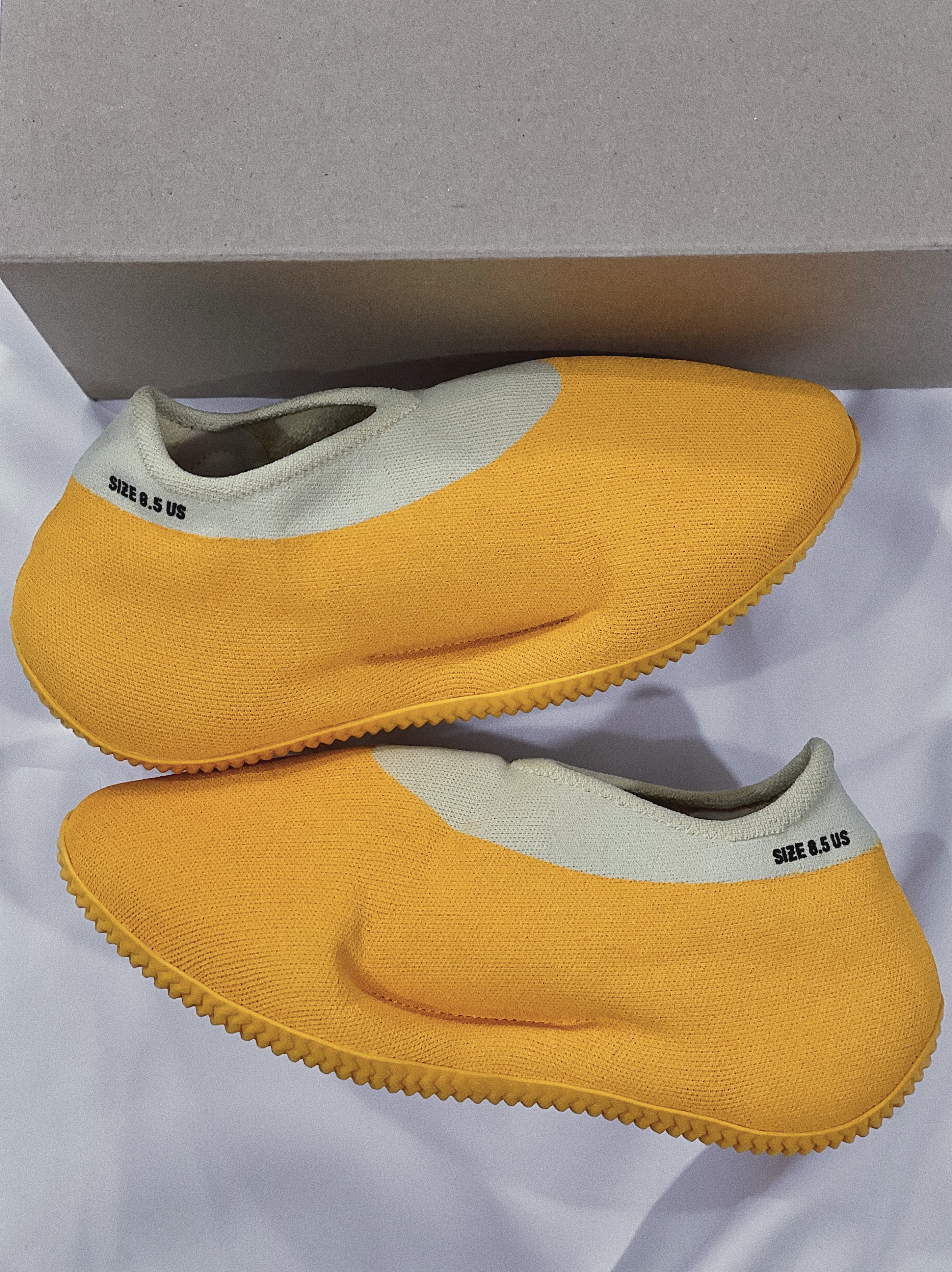 Adidas Yeezy Knit RNR Sulfur 착용 스타일 - 2
