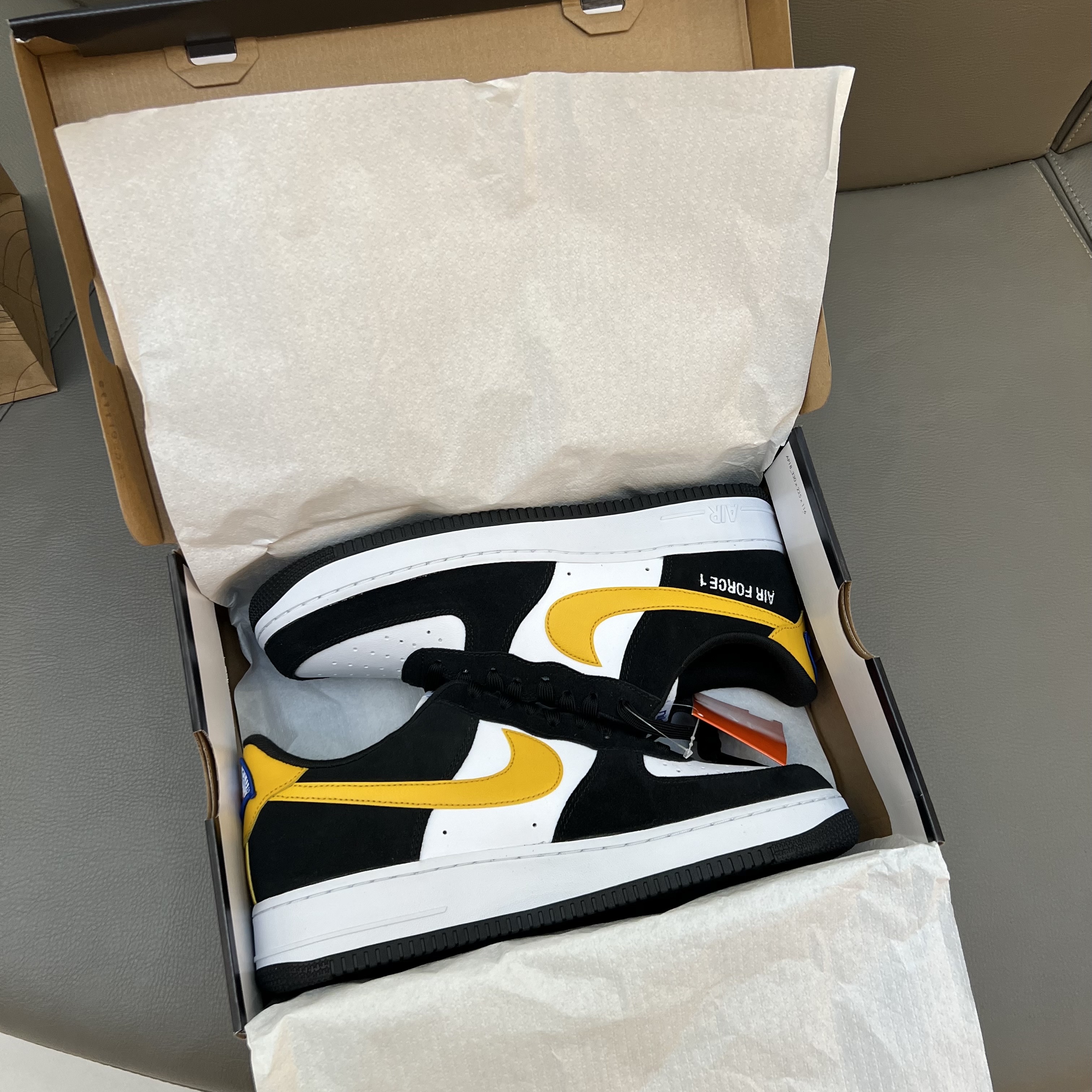 Nike Air Force 1 '07 LV8 Athletic Club Black Dark Sulfur 착용 스타일 - 1