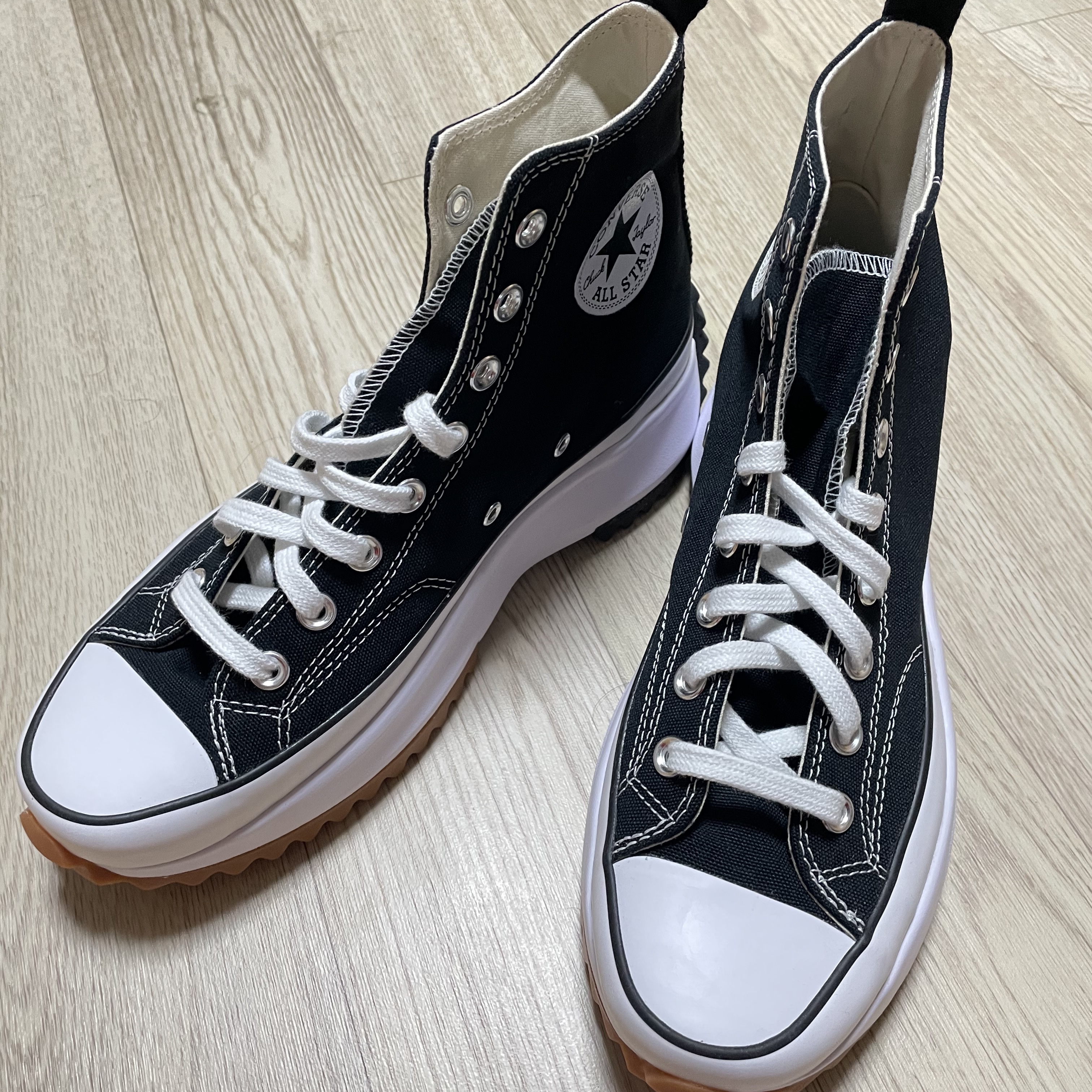 Converse Run Star Hike Hi Black White Gum 착용 스타일 - 1