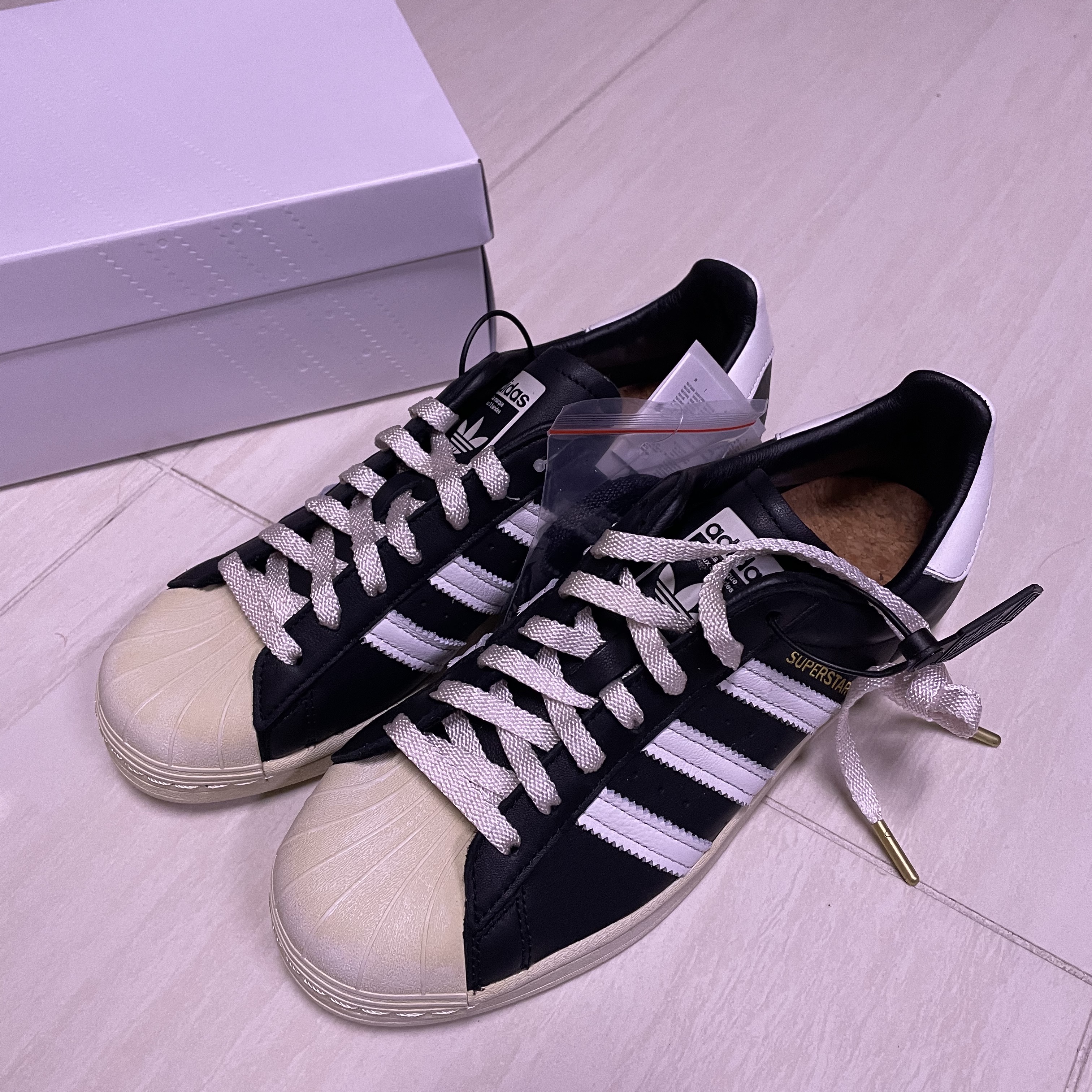 Adidas Superstar Premium Black White 착용 스타일 - 1