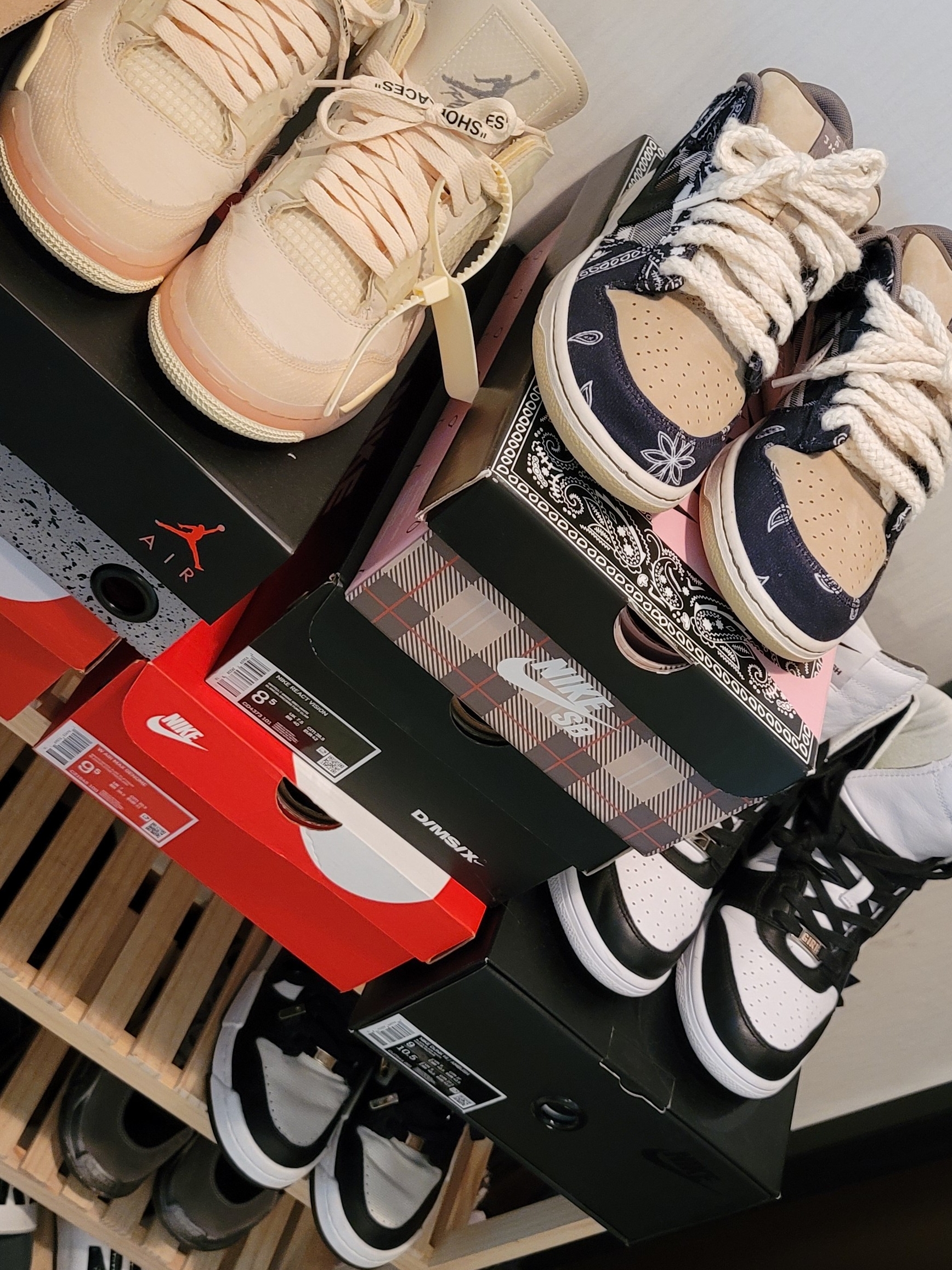Nike x Travis Scott SB Dunk Low (Special Box), (W) Jordan 4 x Off-White Retro SP Sail 착용 스타일 - 2