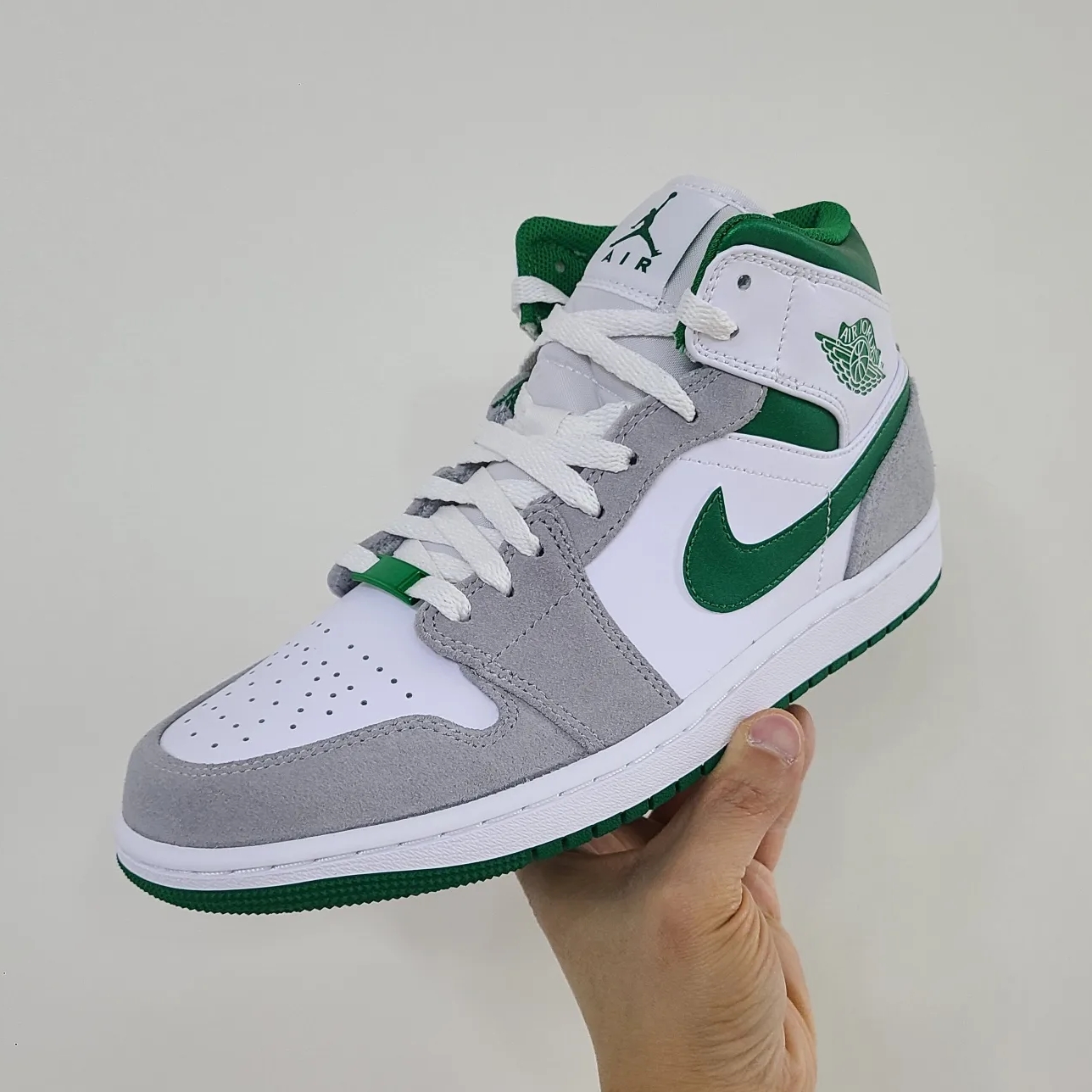 Jordan 1 Mid SE Pine Green Light Smoke Grey 착용 스타일 - 1