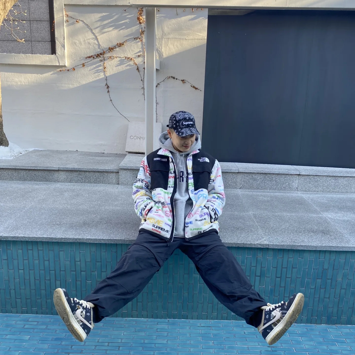 Supreme Bandana Camp Cap Black - 21SS, Supreme x The North Face Steep Tech Fleece Jacket White - 21FW 착용 스타일 - 1