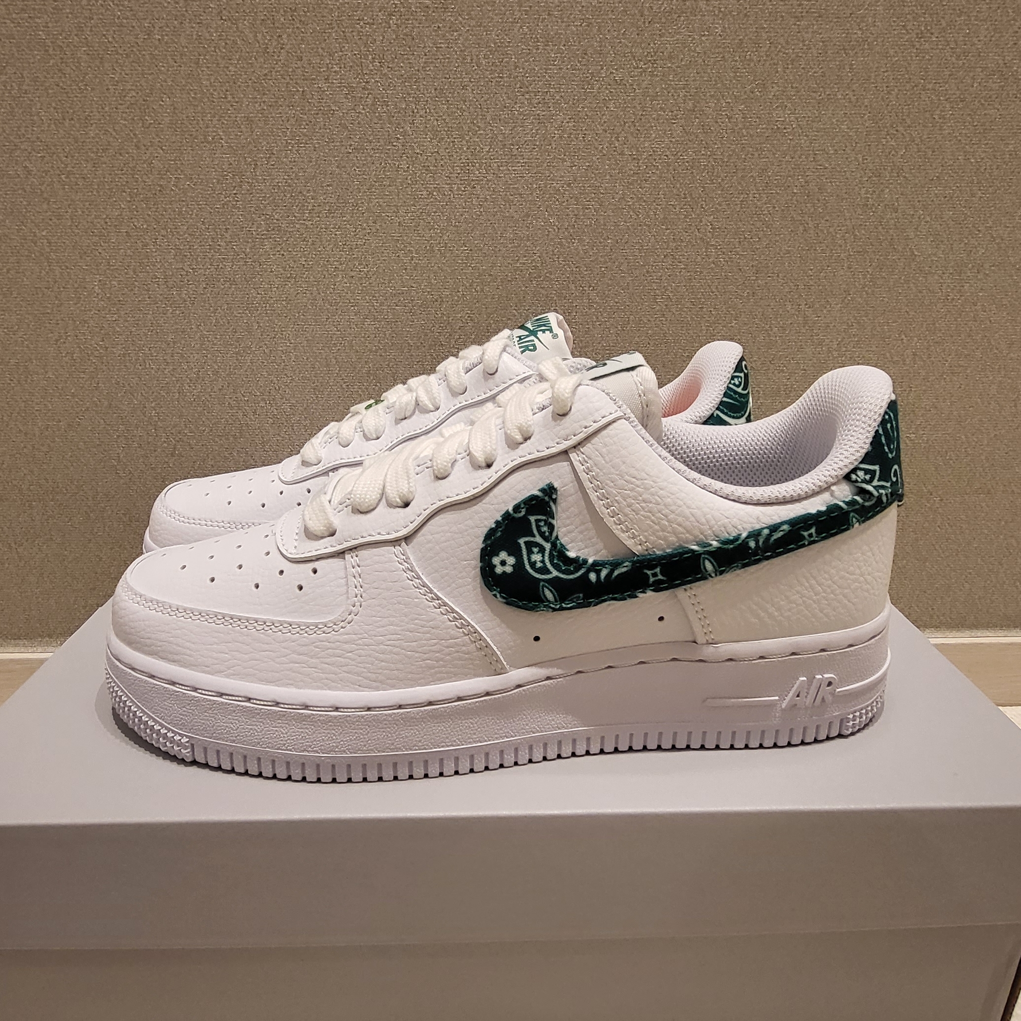 (W) Nike Air Force 1 '07 Essential Paisley Swoosh White Malachite 착용 스타일 - 1