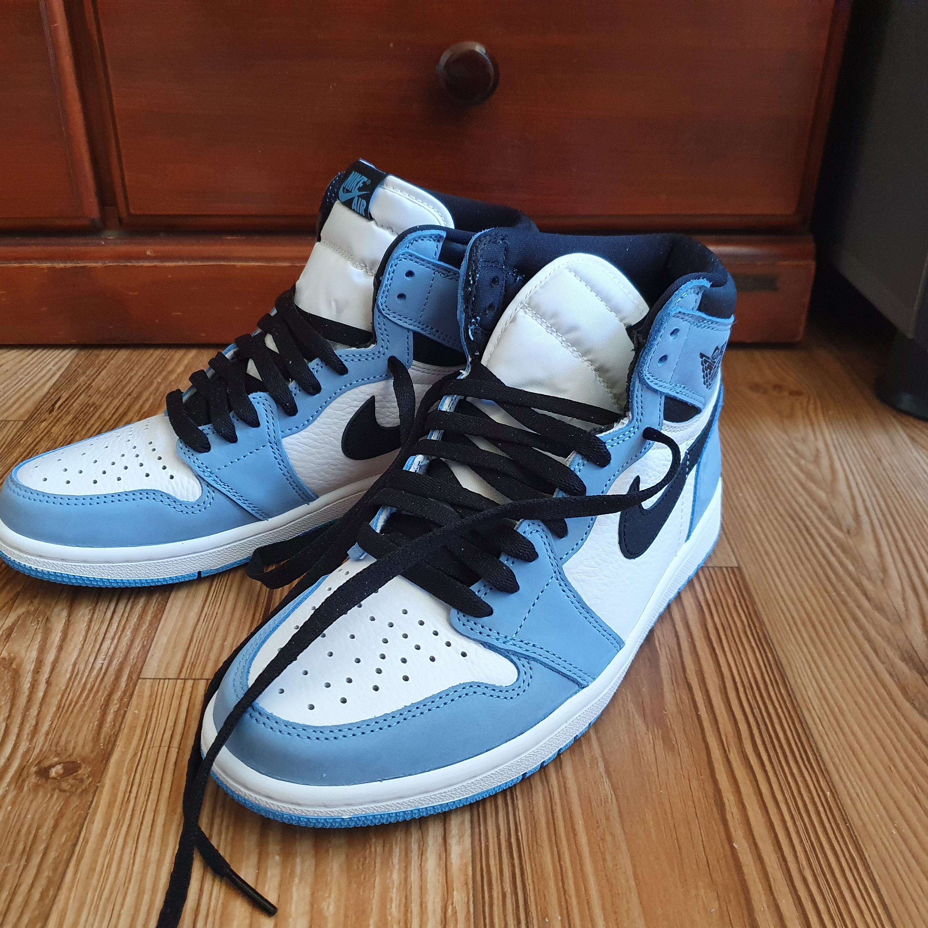 Jordan 1 Retro High OG University Blue 착용 스타일 - 2