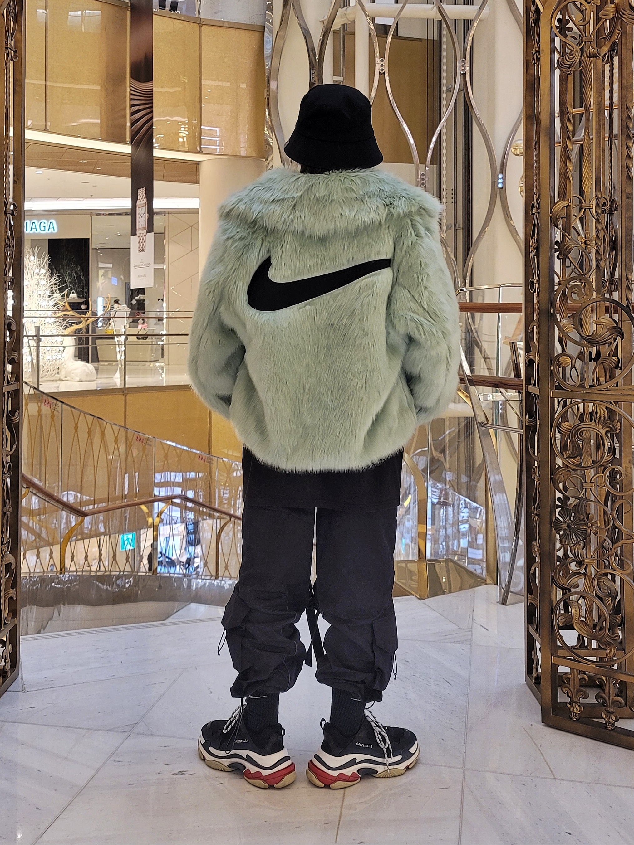 Balenciaga Triple S Trainer Black Red 2018, (W) Nike x Ambush Reversible Faux-Fur Coat Jade Horizon 착용 스타일 - 1