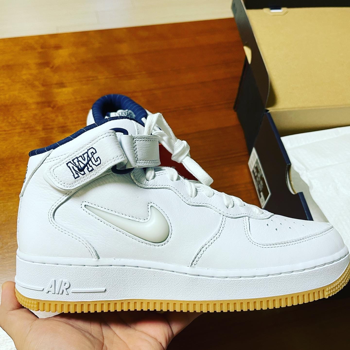 Nike Air Force 1 Mid QS NYC White Midnight Navy 착용 스타일 - 2