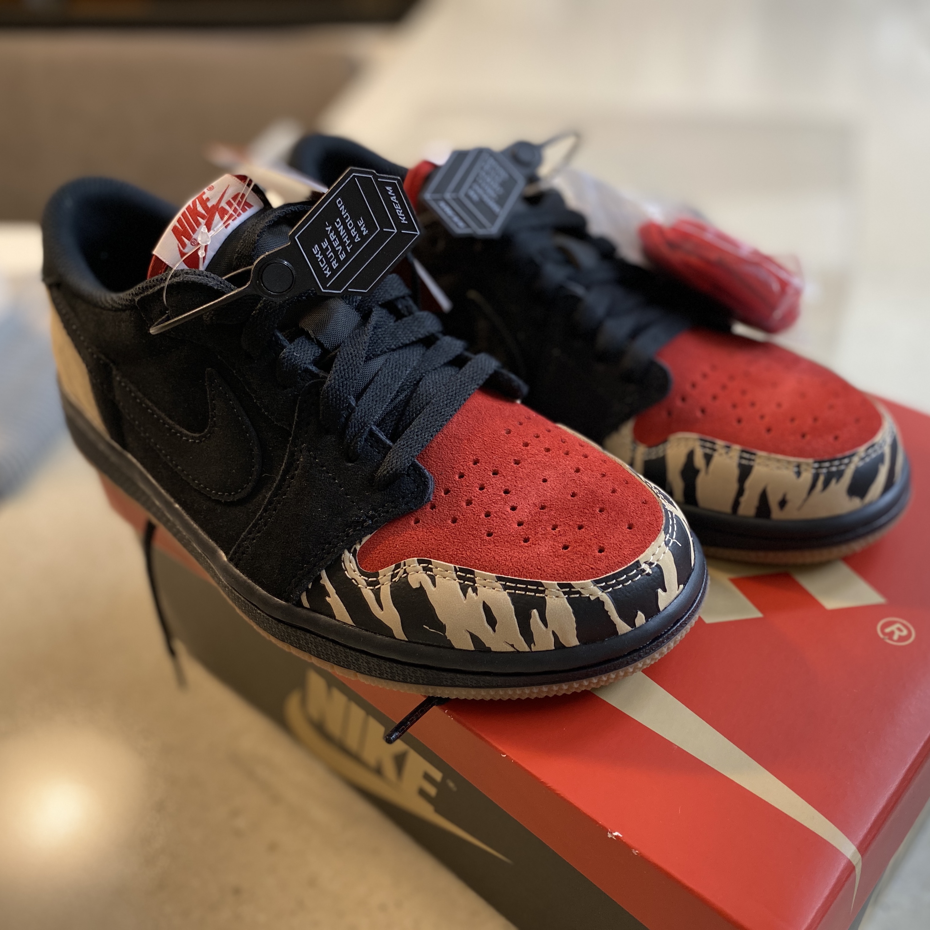 Jordan 1 x SoleFly Retro Low OG SP Black and Sport Red 착용 스타일 - 1