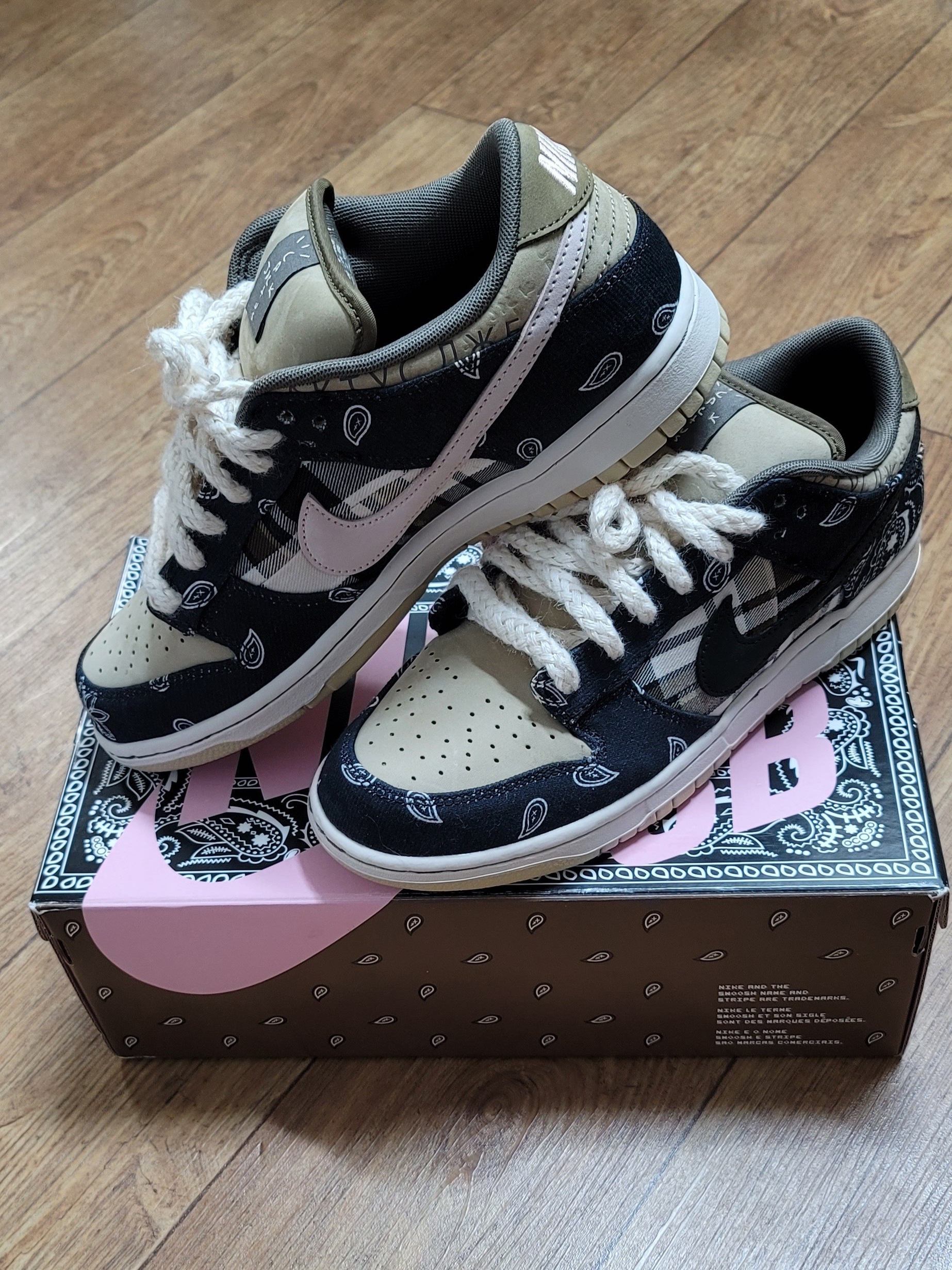 Nike x Travis Scott SB Dunk Low (Special Box), (W) Jordan 4 x Off-White Retro SP Sail 착용 스타일 - 1