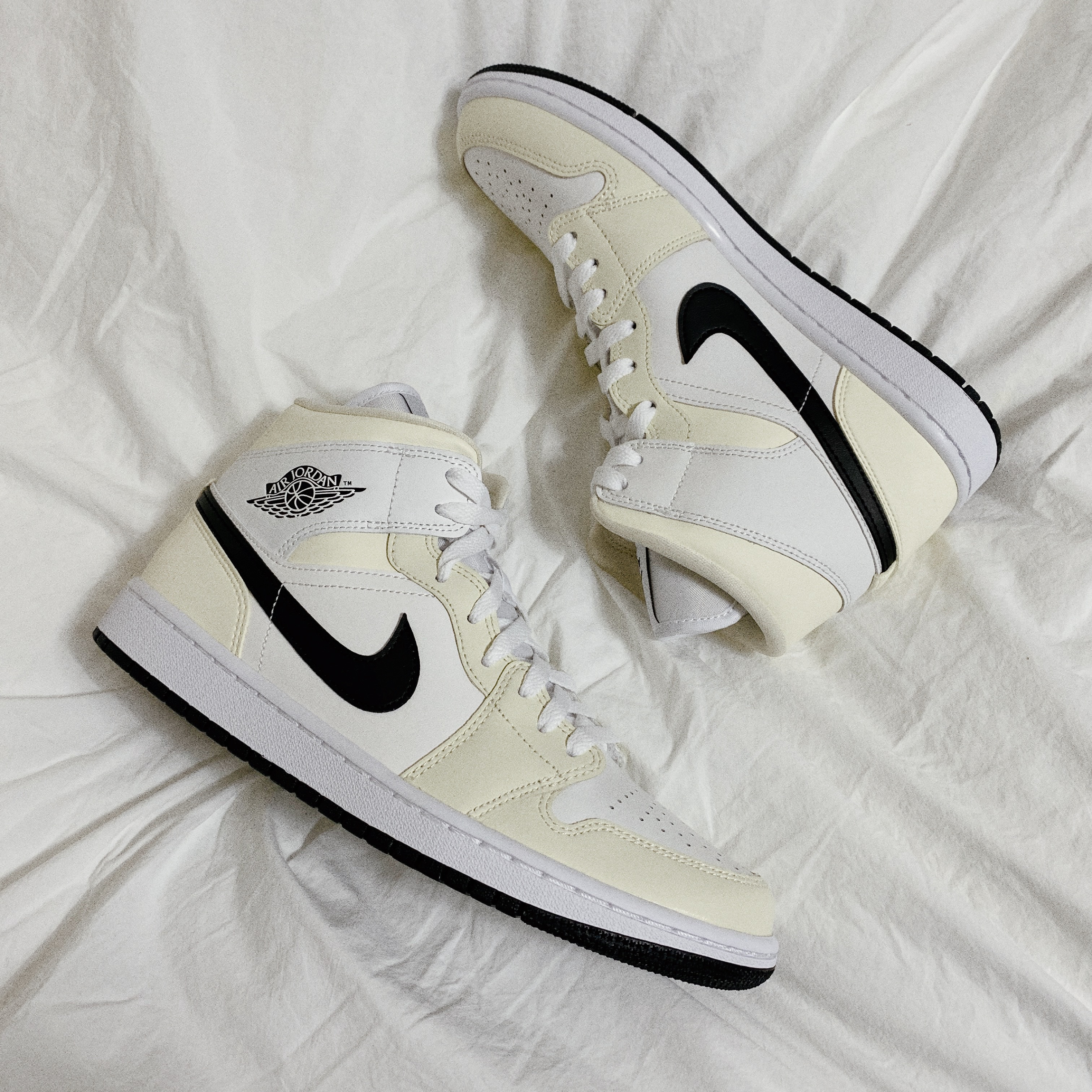 (W) Jordan 1 Mid Coconut Milk 착용 스타일 - 1