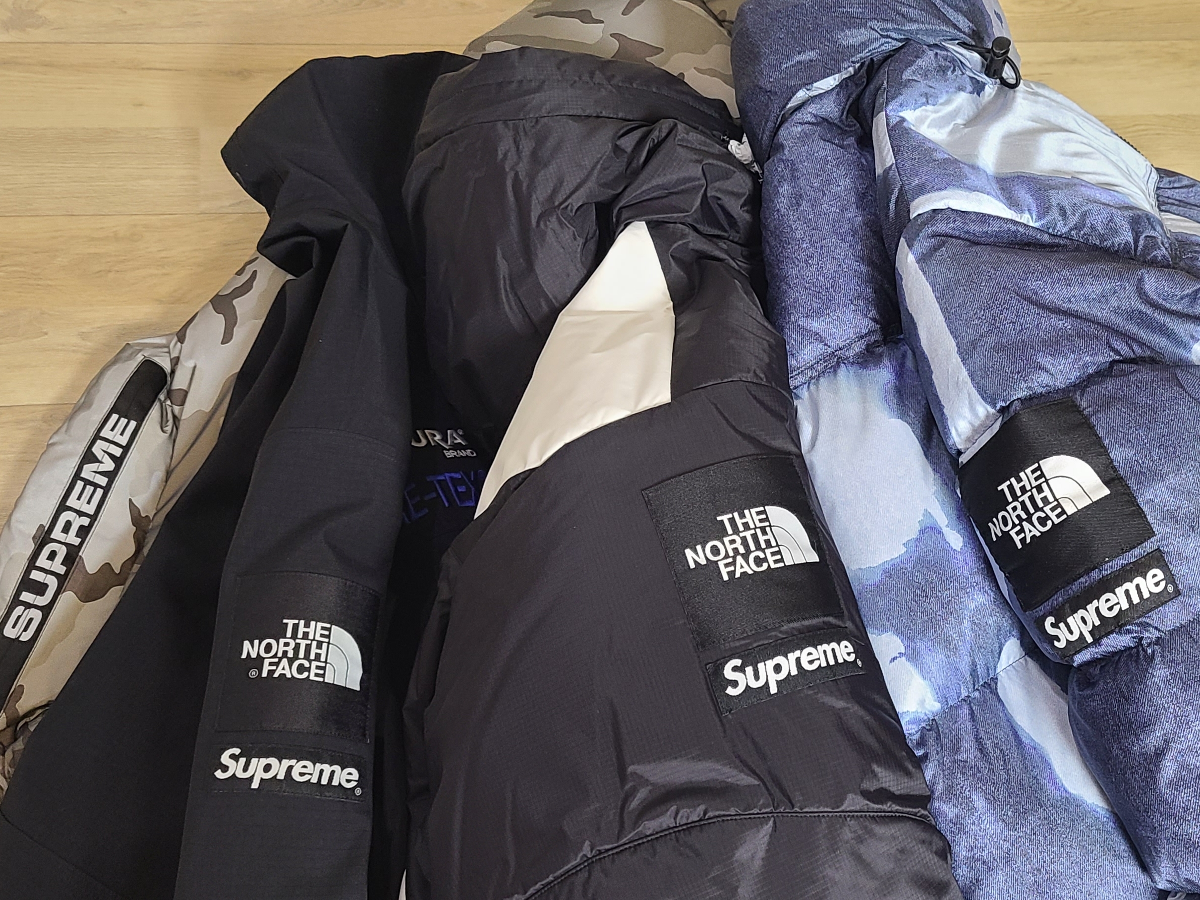 Supreme x The North Face Bleached Denim Print Nuptse Jacket Indigo - 21FW, Supreme x The North Face S Logo Summit Series Himalayan Parka Black - 20FW 착용 스타일