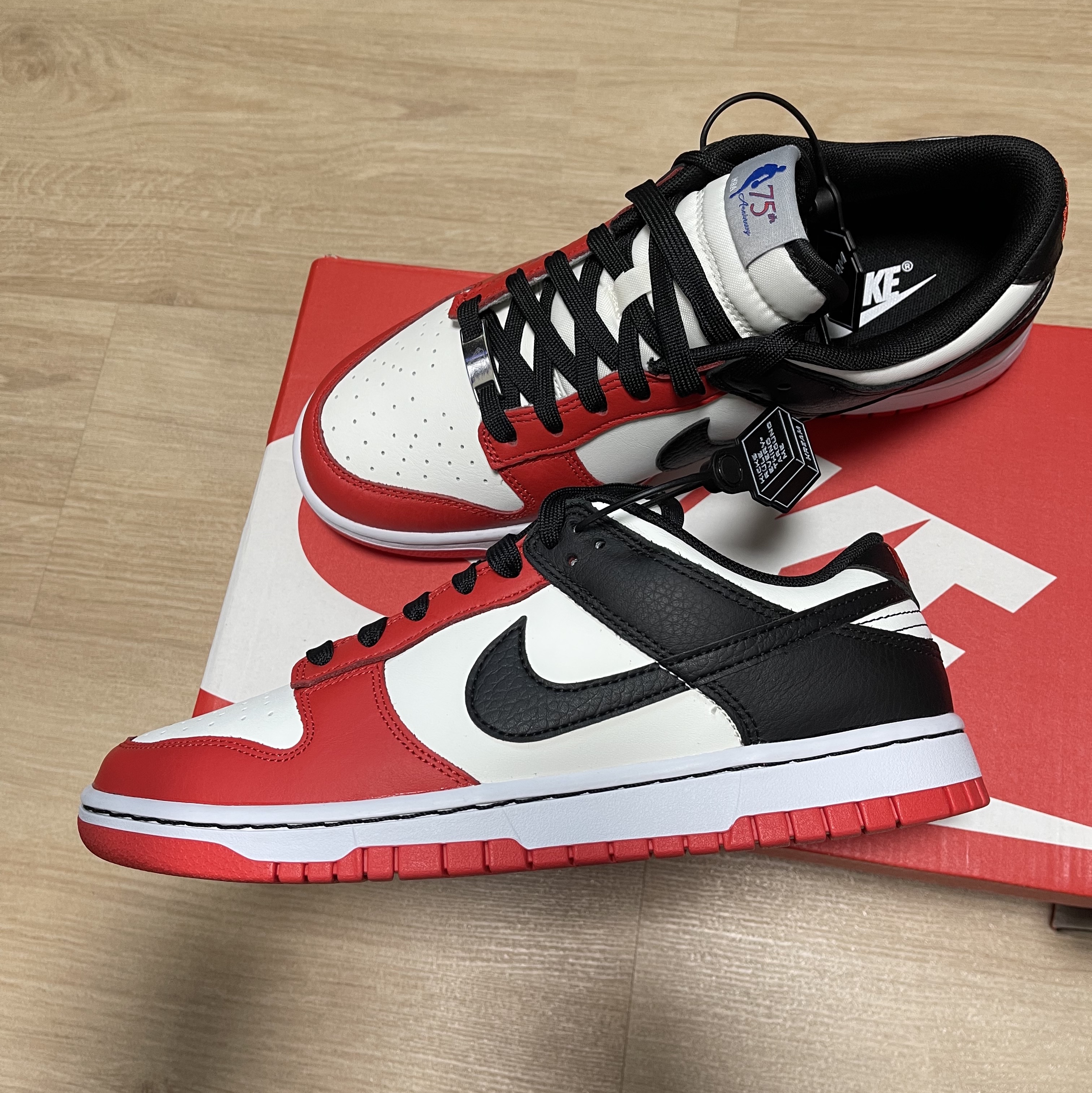 Nike x NBA Dunk Low Retro EMB Black and Chile Red 착용 스타일 - 1