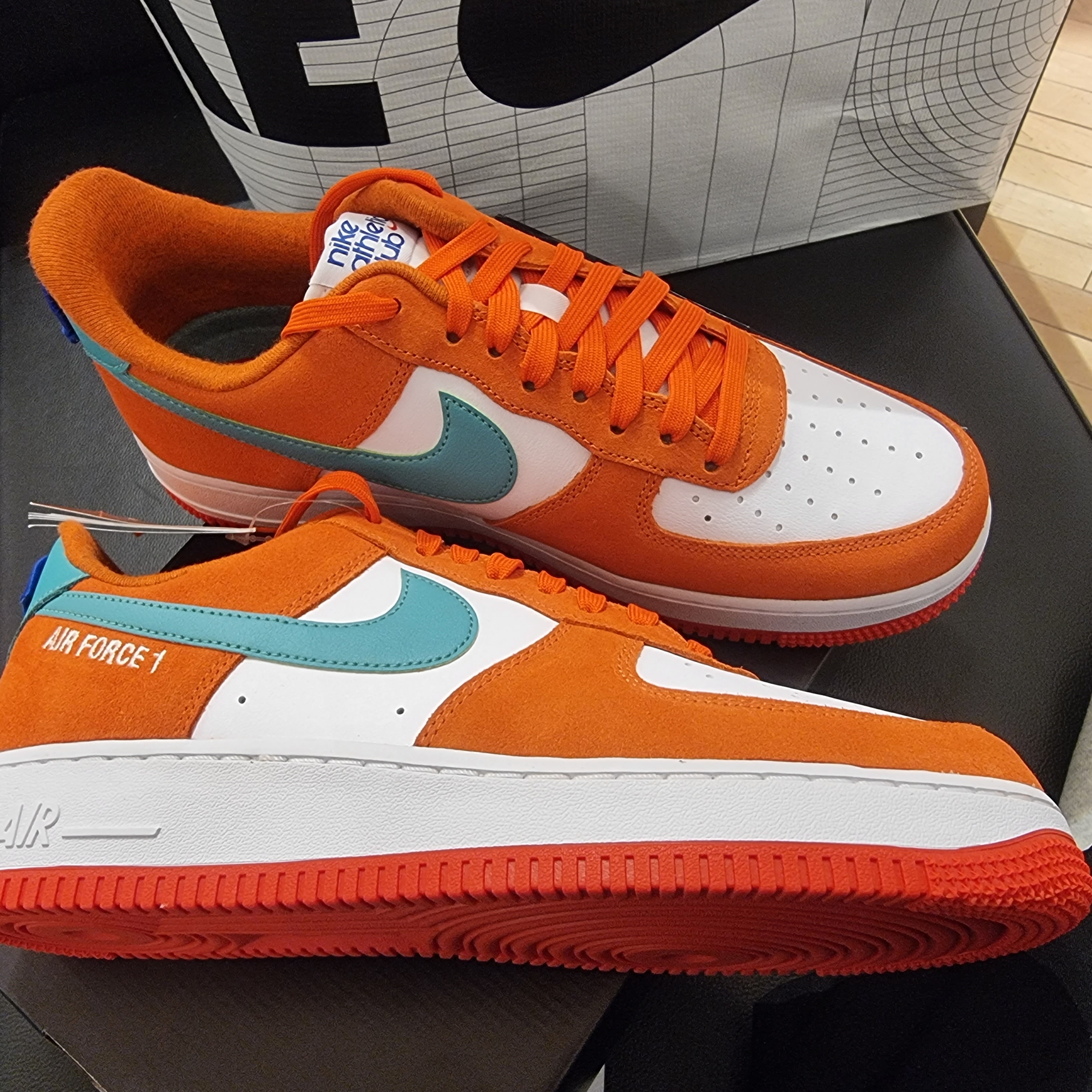 Nike Air Force 1 '07 LV8 Athletic Club Rush Orange Washed Teal 착용 스타일 - 3