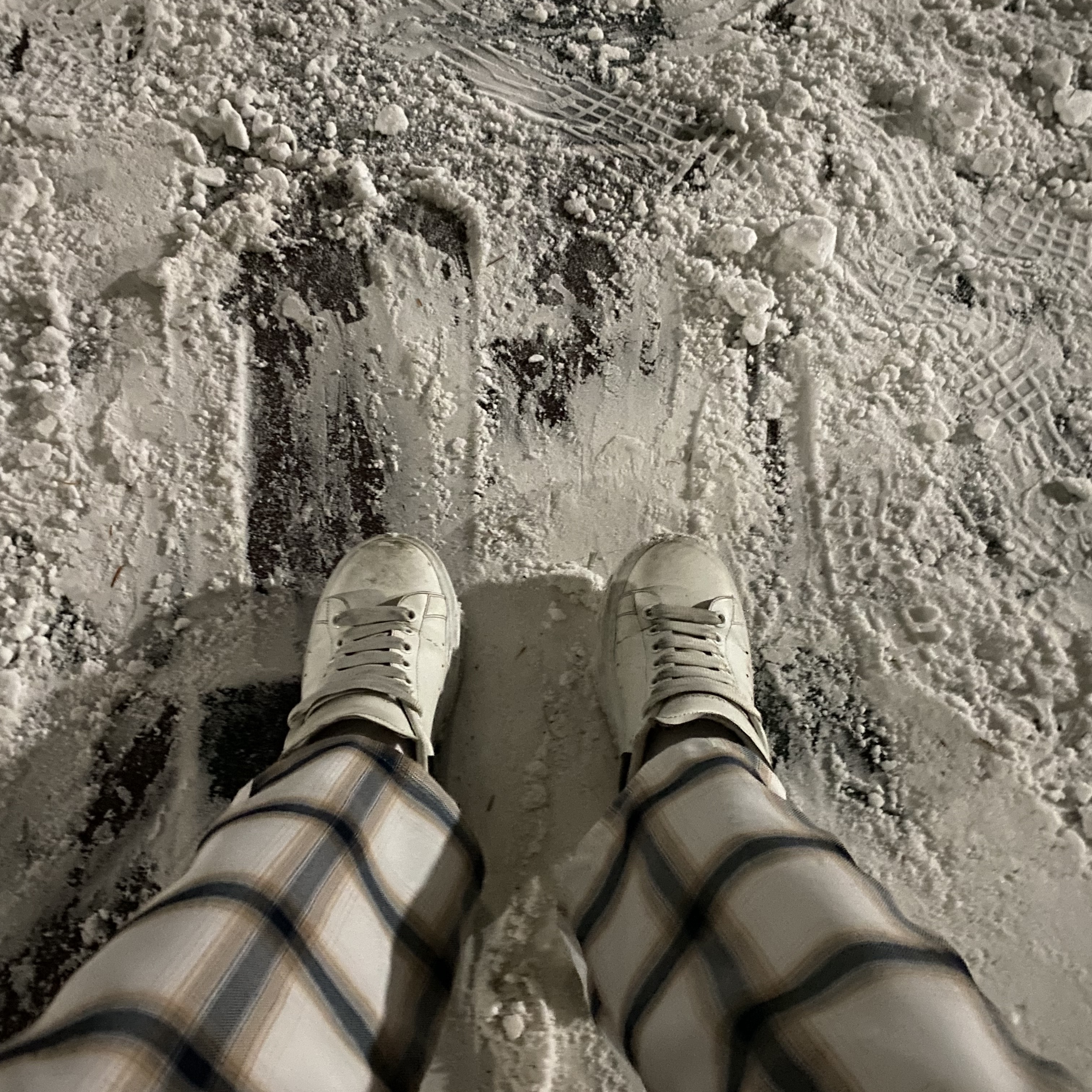 Alexander McQueen Oversized Sneakers White Black 착용 스타일