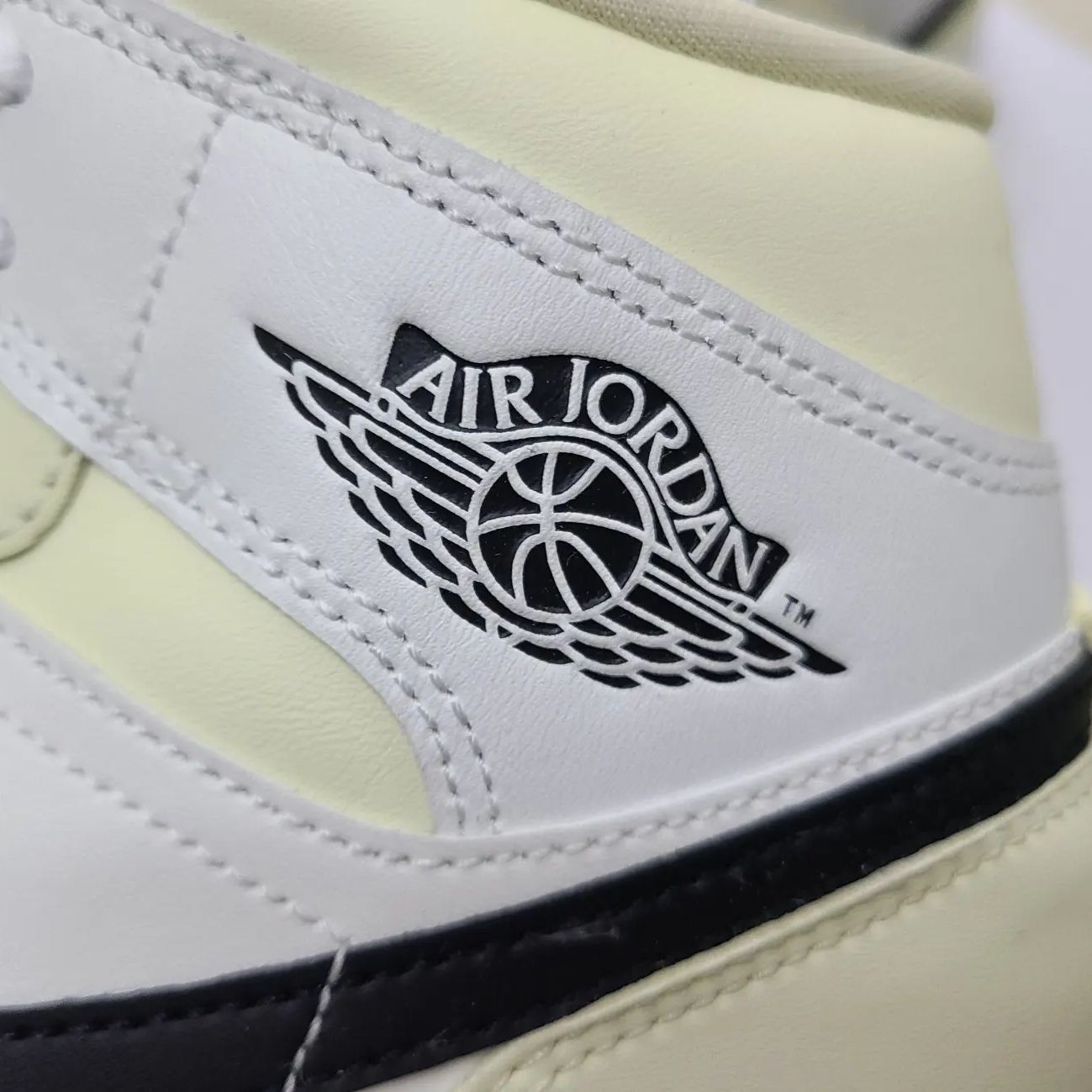 (W) Jordan 1 Mid Coconut Milk 착용 스타일 - 3