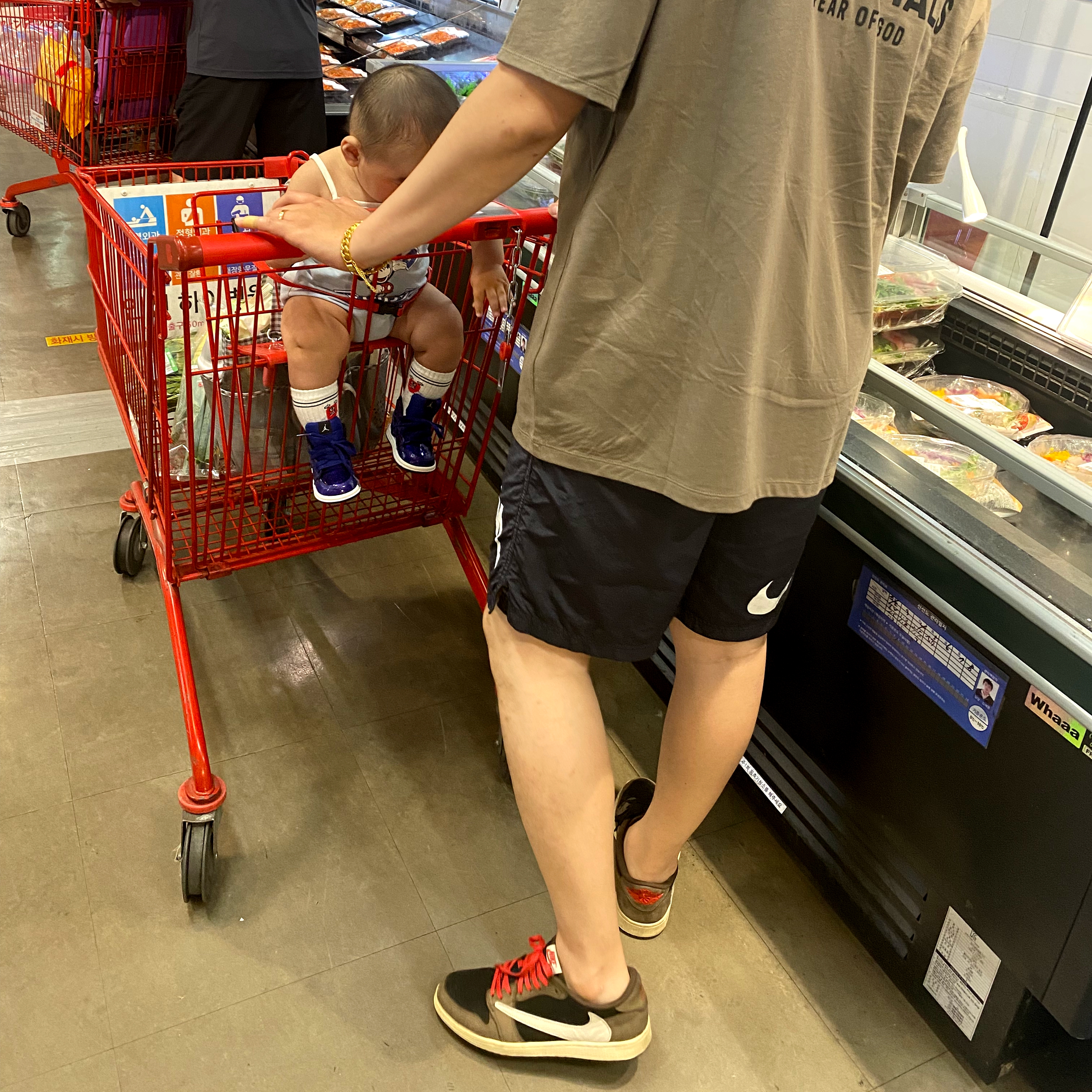 Jordan 1 x Travis Scott Retro Low OG SP Mocha, Nike x Stussy Water Shorts Off Noir 착용 스타일
