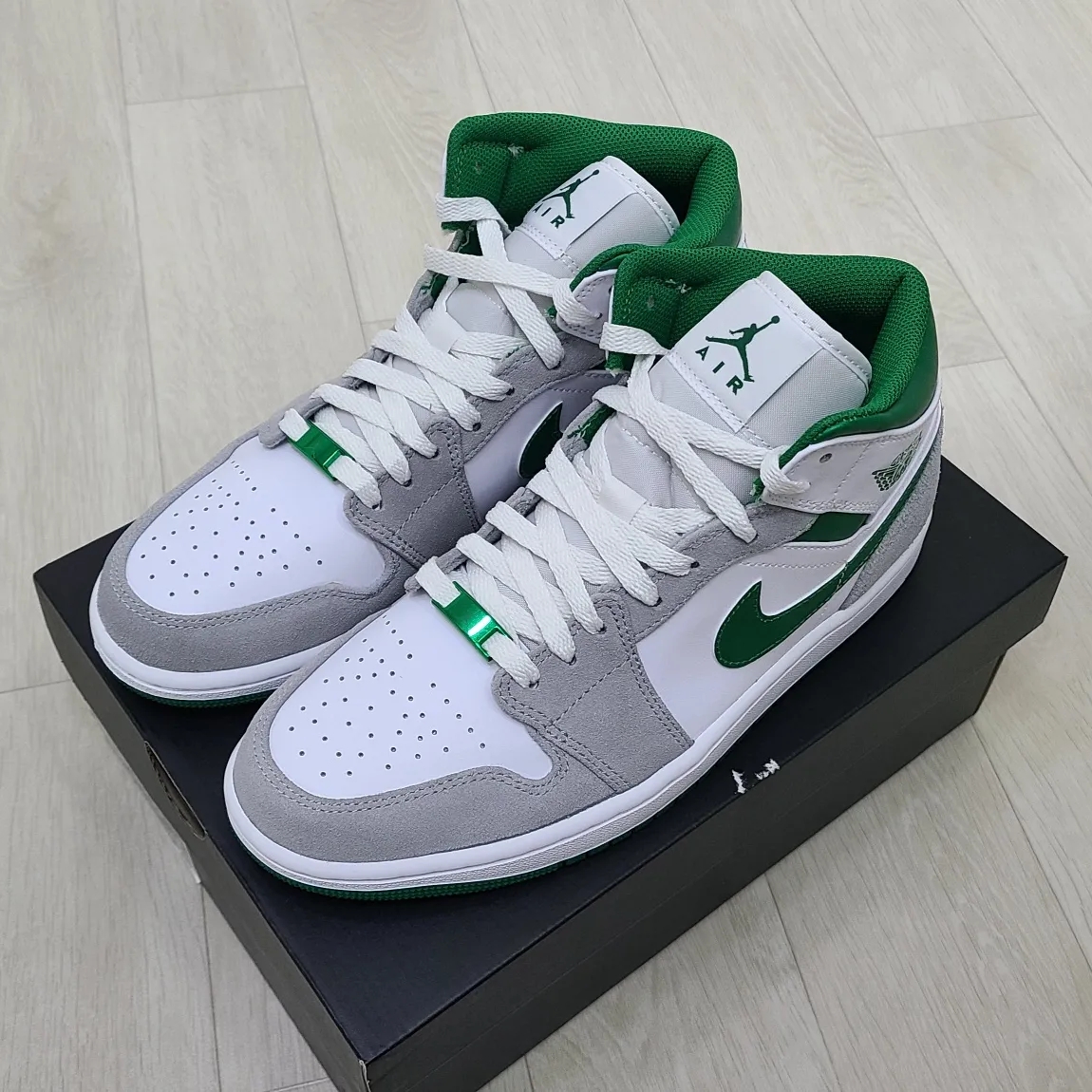 Jordan 1 Mid SE Pine Green Light Smoke Grey 착용 스타일 - 2