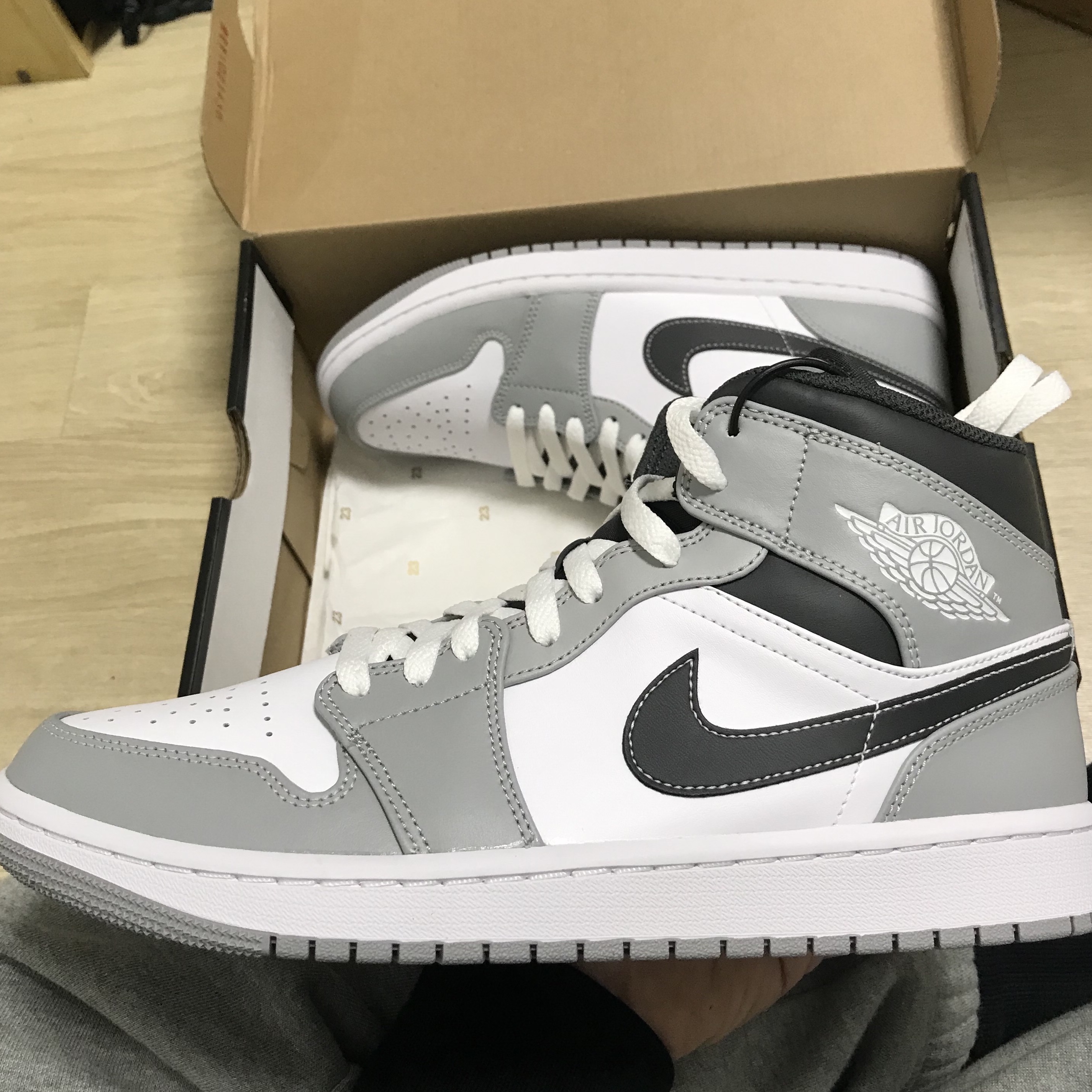 Jordan 1 Mid Light Smoke Grey Anthracite 착용 스타일