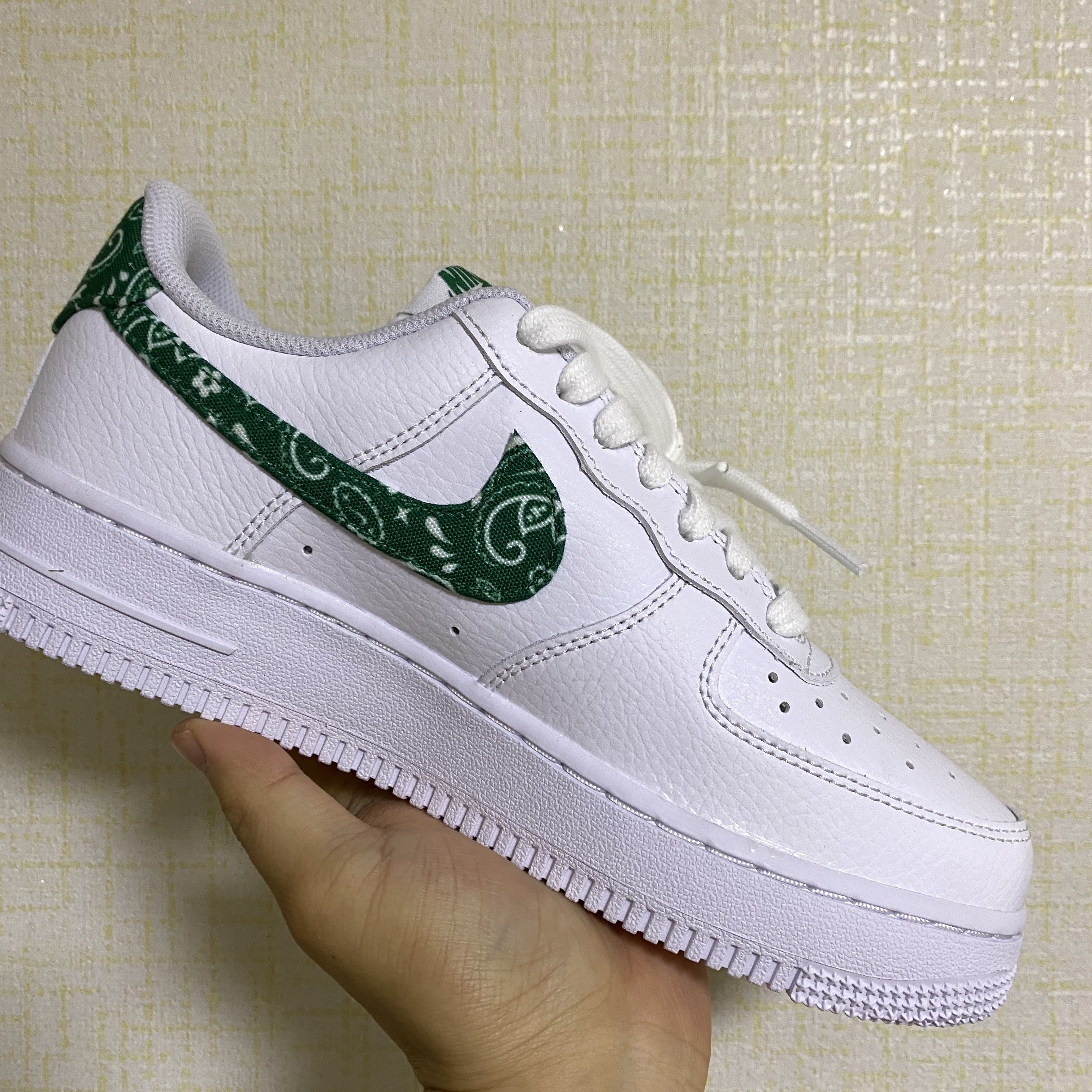(W) Nike Air Force 1 '07 Essential Paisley Swoosh White Malachite 착용 스타일 - 4
