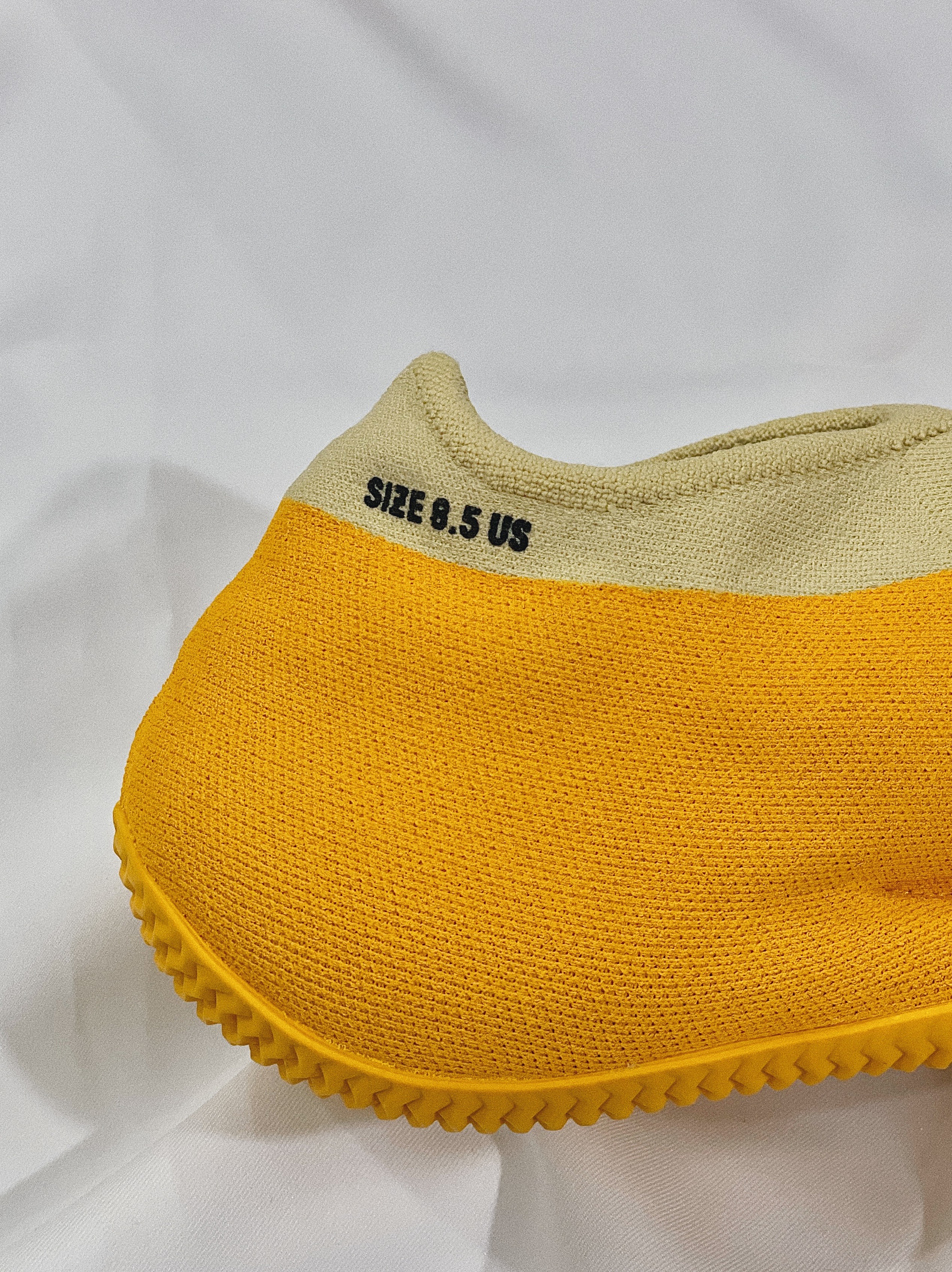 Adidas Yeezy Knit RNR Sulfur 착용 스타일 - 4
