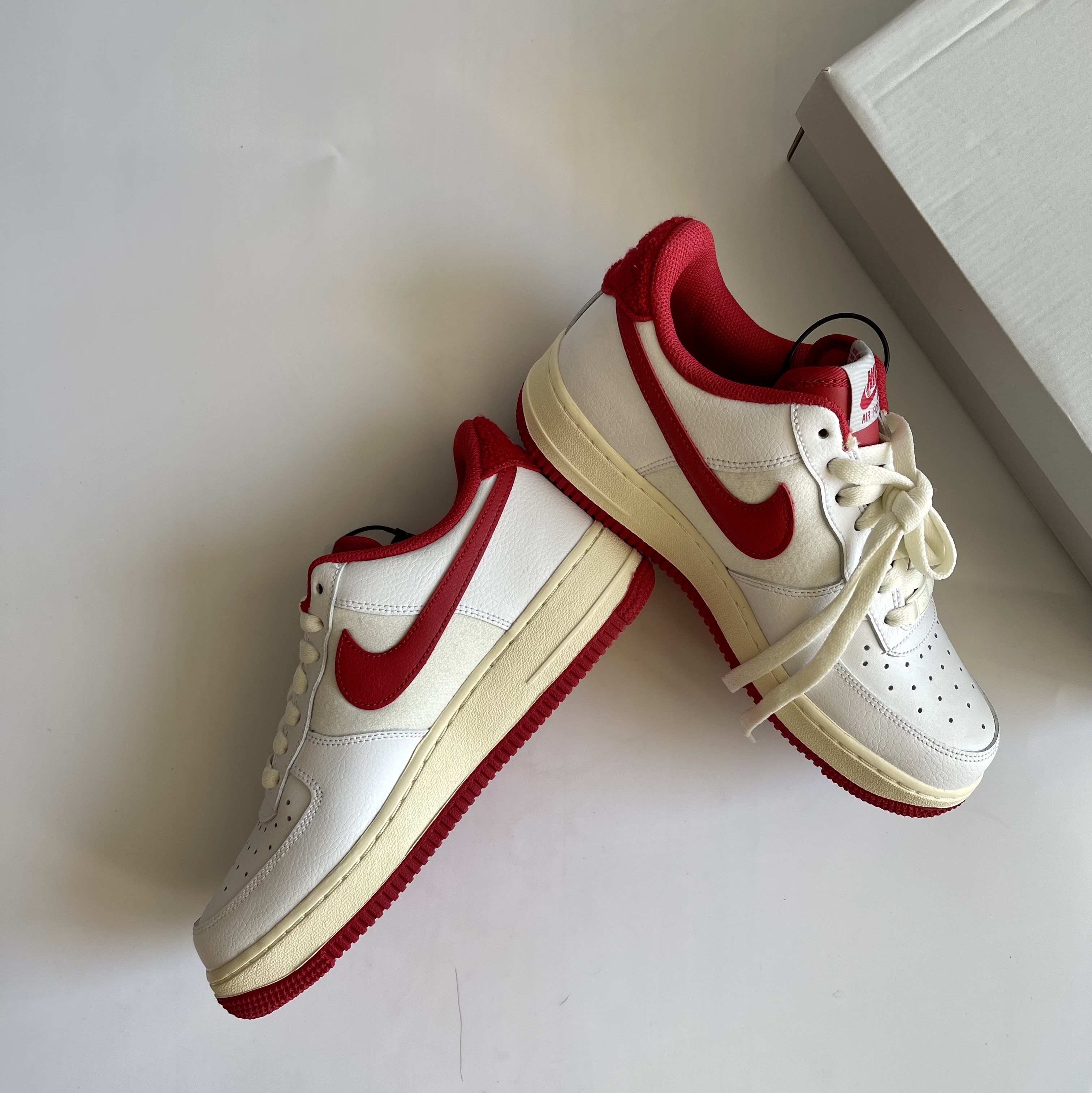 Nike Air Force 1 '07 LV8 Varsity White Gym Red 착용 스타일 - 1