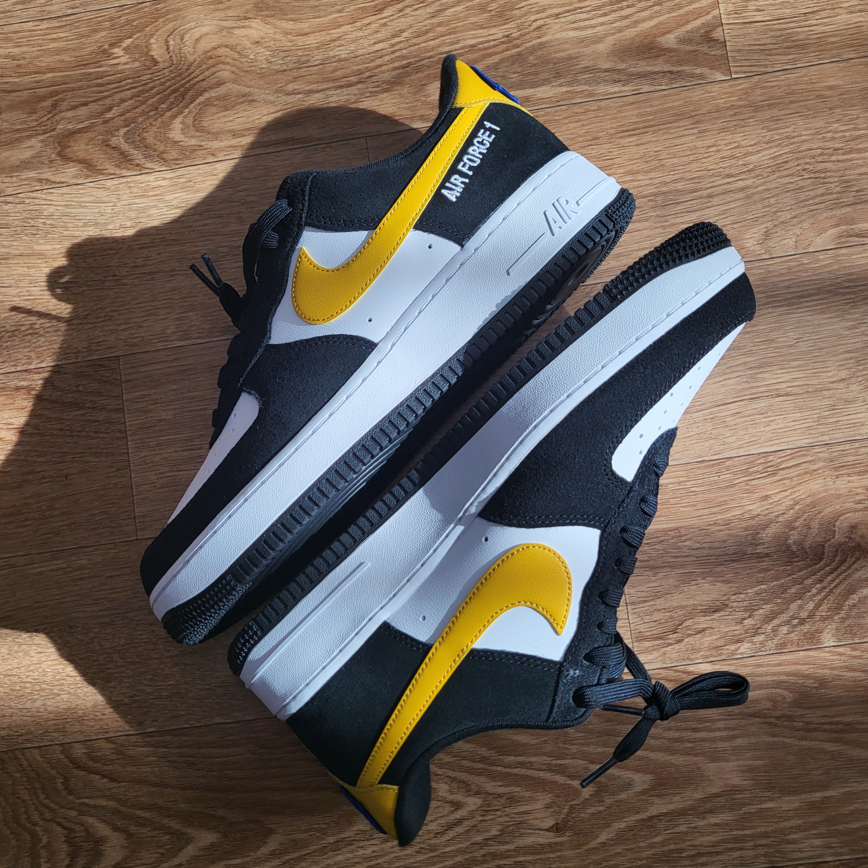 Nike Air Force 1 '07 LV8 Athletic Club Black Dark Sulfur 착용 스타일 - 2