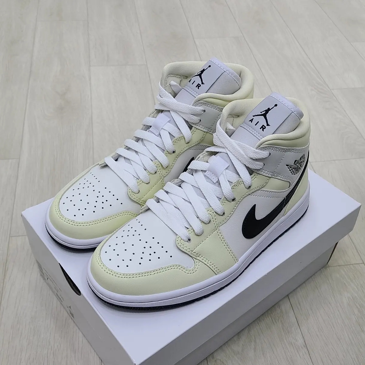 (W) Jordan 1 Mid Coconut Milk 착용 스타일 - 2
