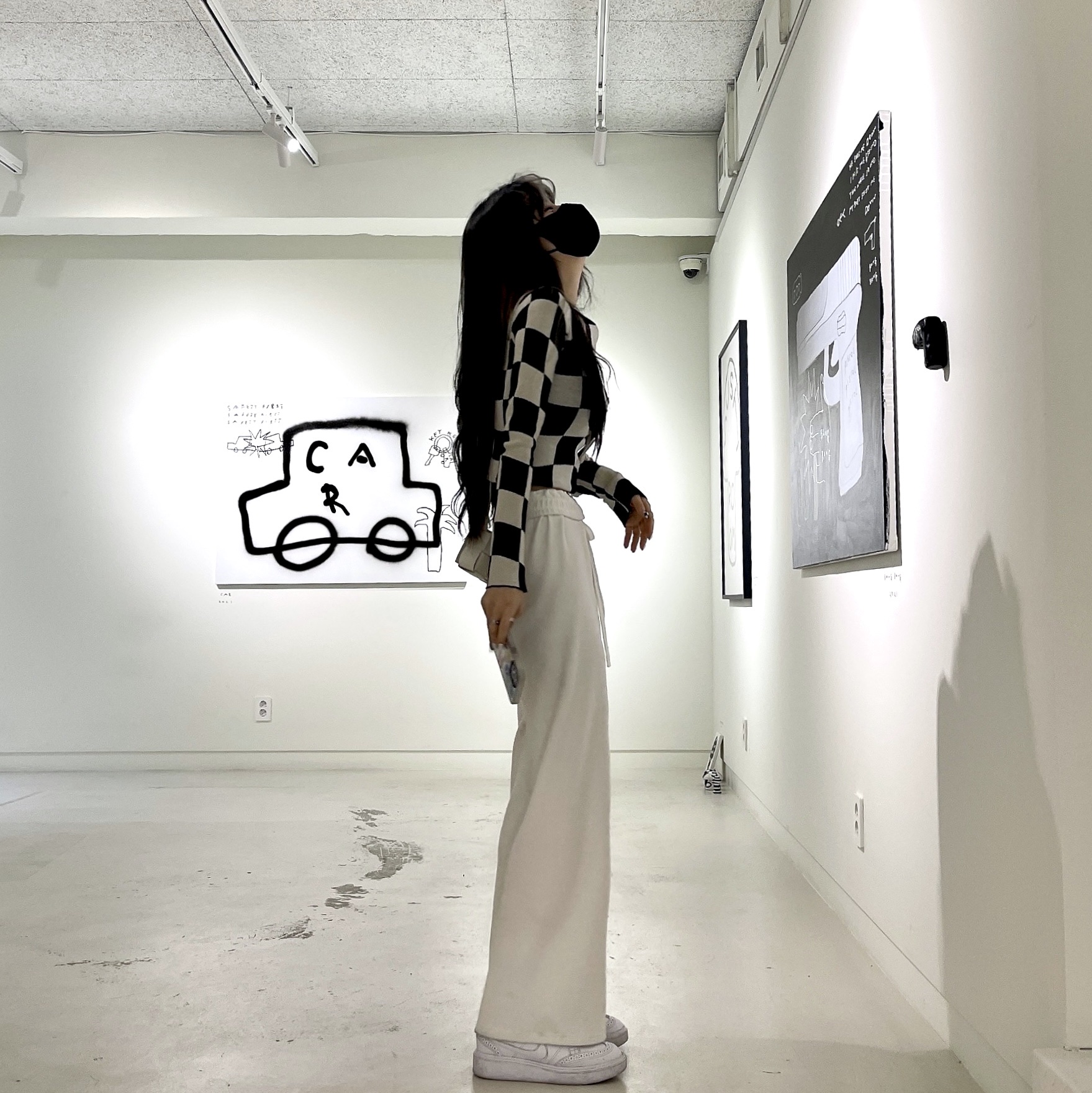 Bottega Veneta Mini Leather Cassette White, Nike x Peaceminusone Kwondo1 White 착용 스타일 - 2