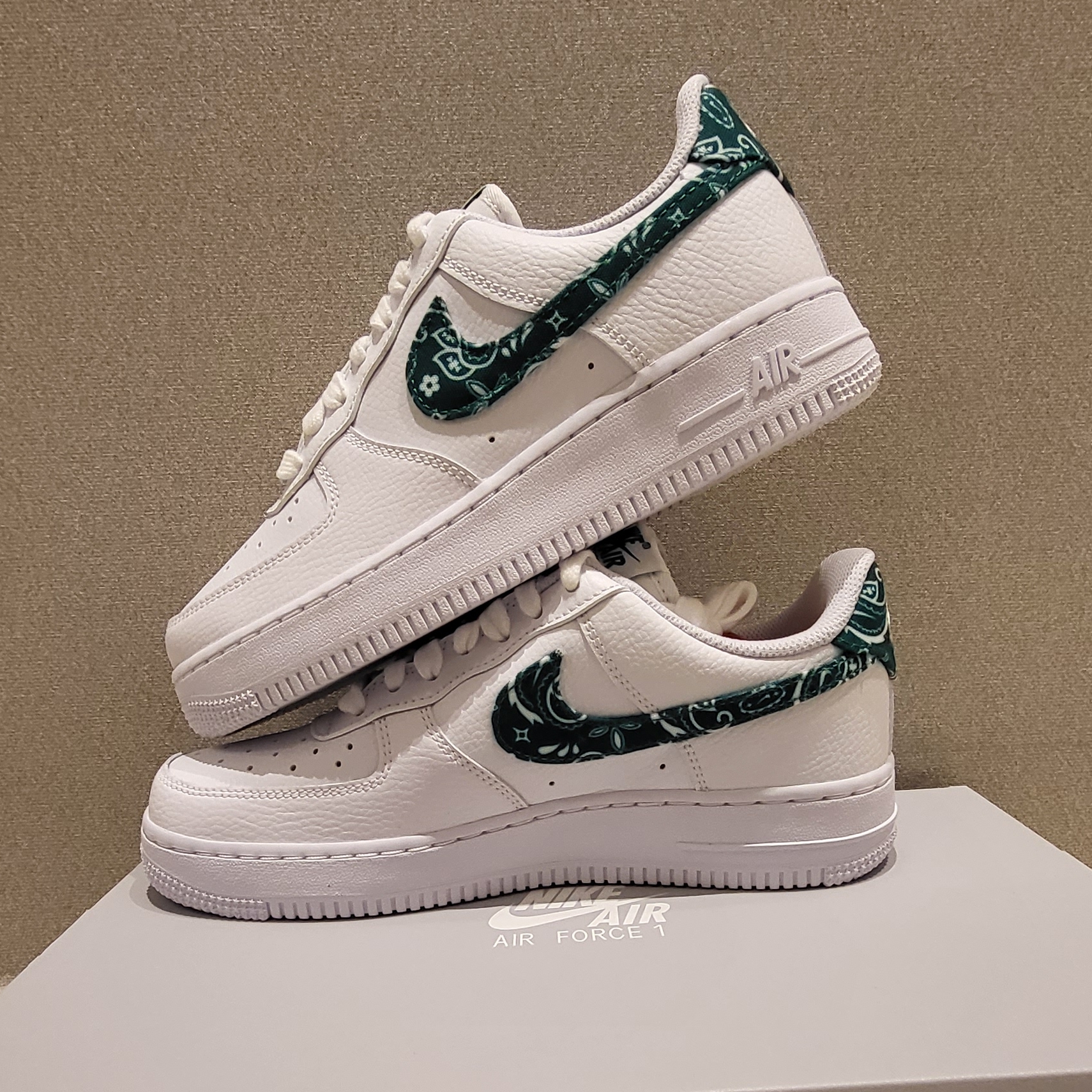 (W) Nike Air Force 1 '07 Essential Paisley Swoosh White Malachite 착용 스타일 - 2