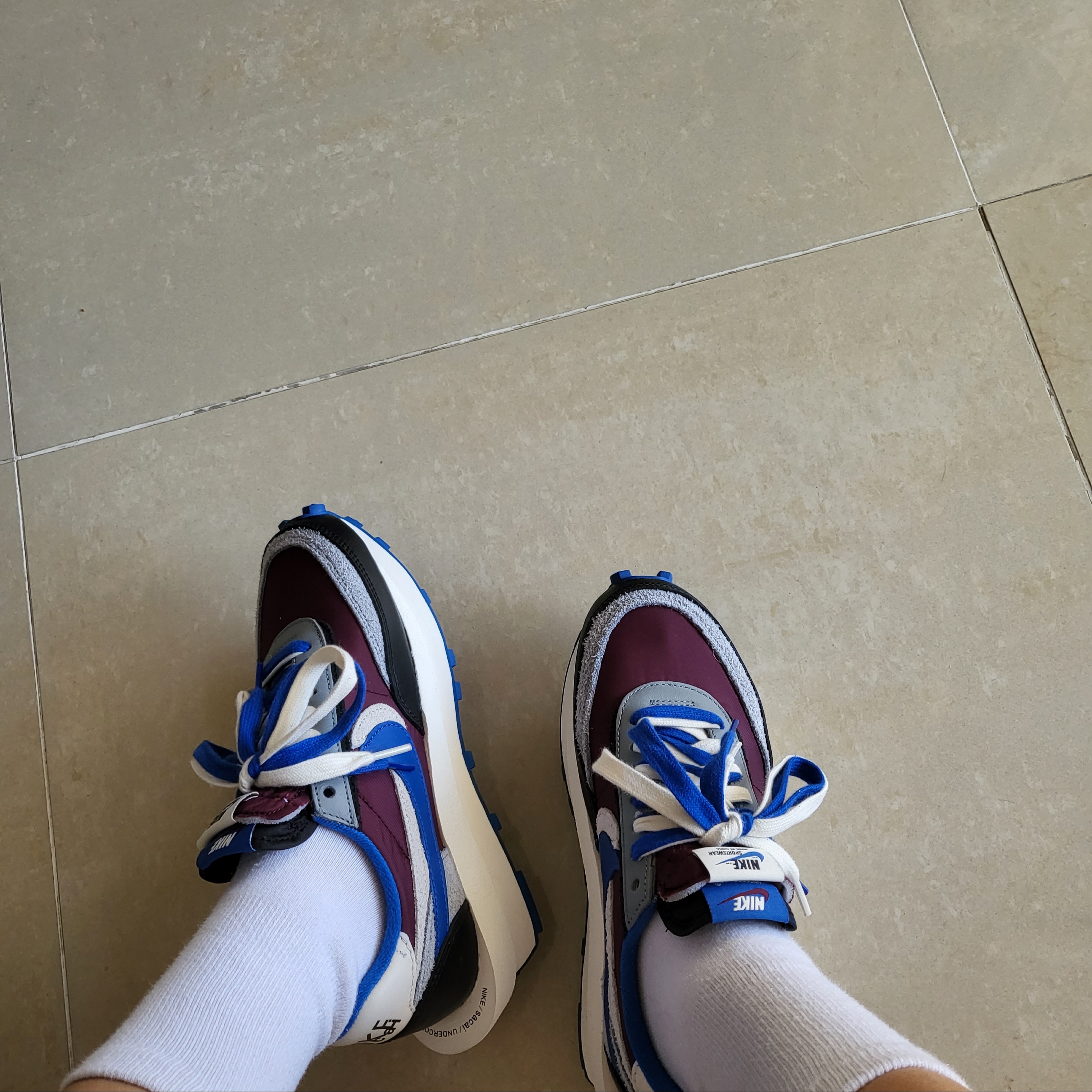 Nike x Sacai x Undercover LDWaffle Night Maroon Team Royal 착용 스타일 - 2