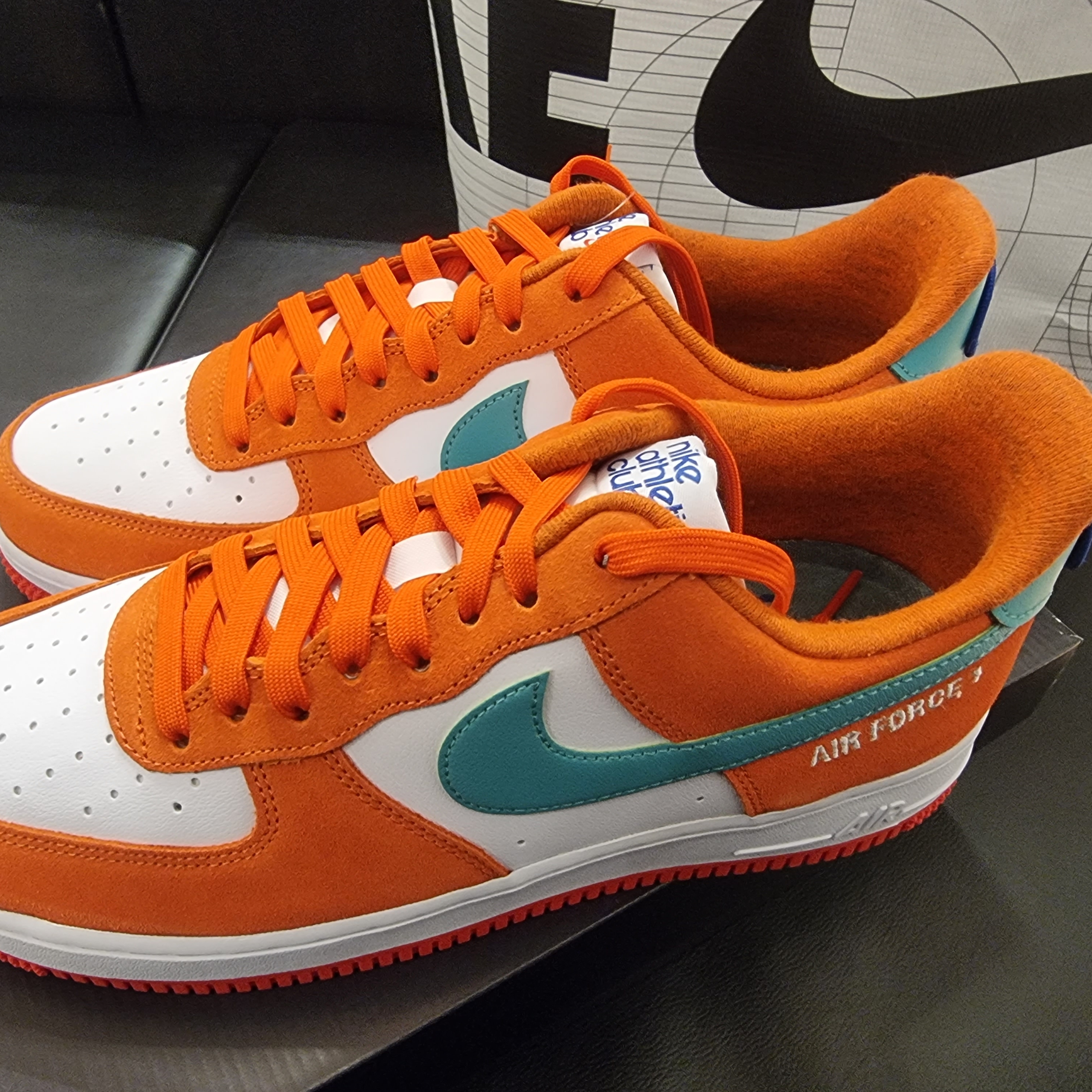 Nike Air Force 1 '07 LV8 Athletic Club Rush Orange Washed Teal 착용 스타일 - 1