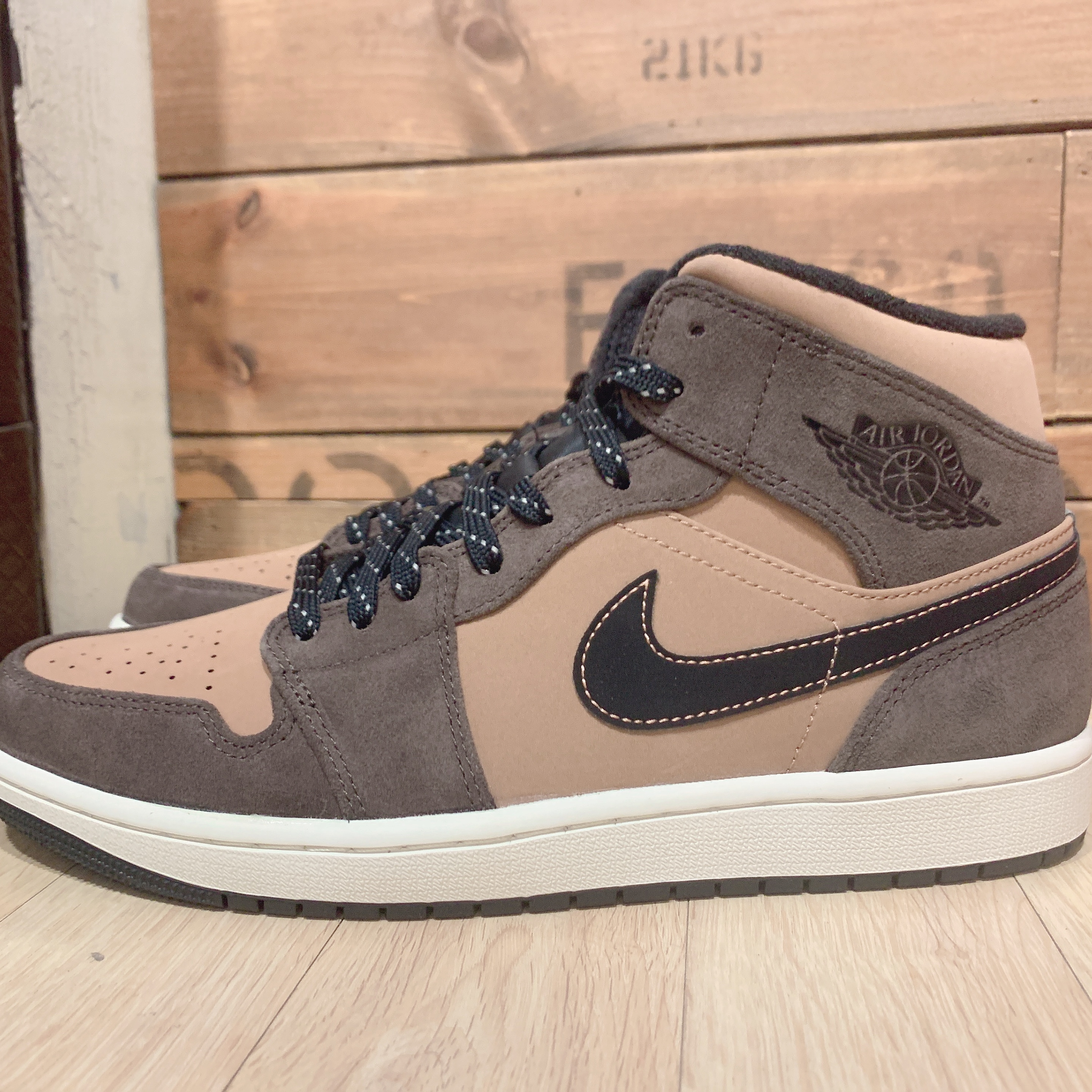Jordan 1 Mid SE Dark Chocolate 착용 스타일 - 4