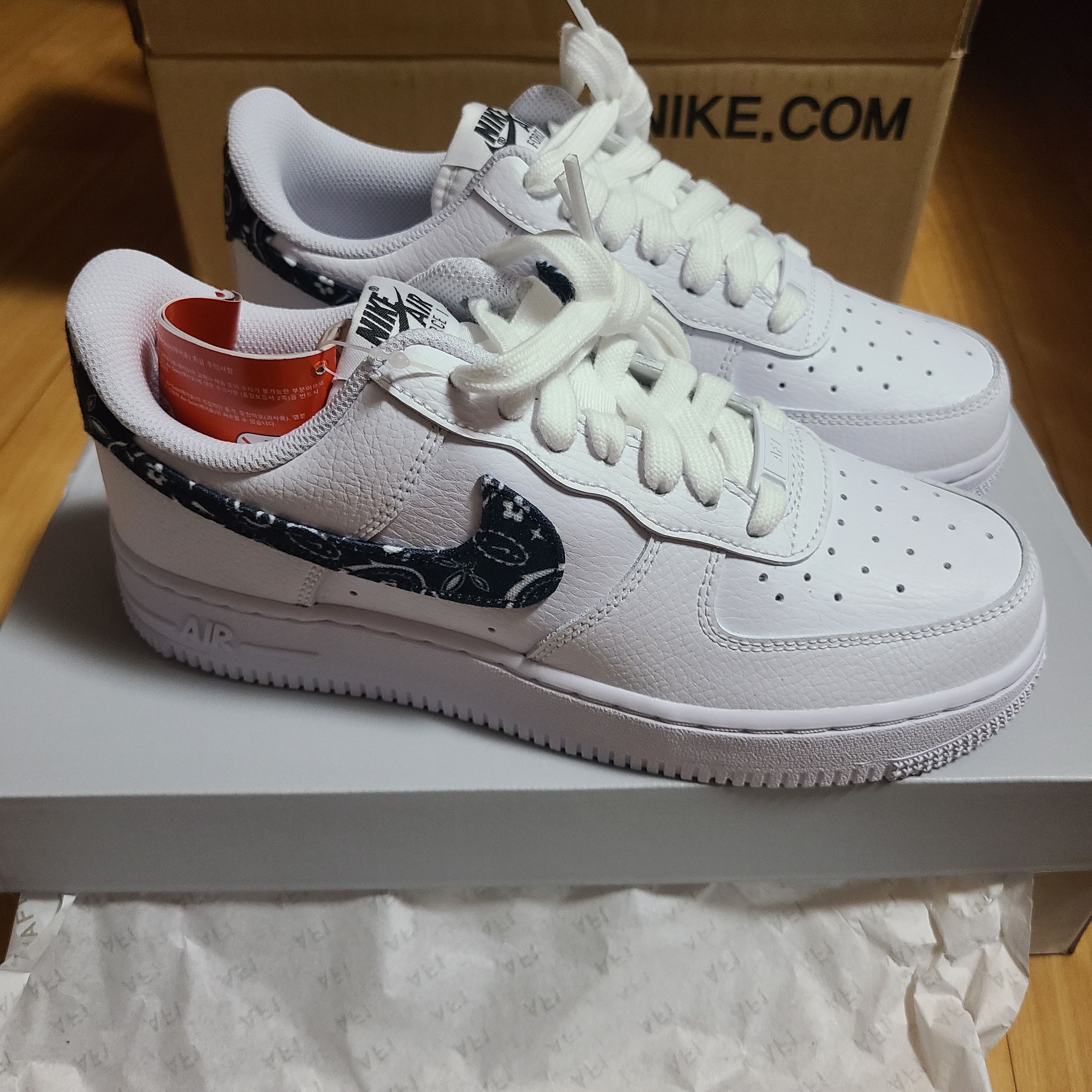 (W) Nike Air Force 1 '07 Essential Paisley Swoosh White Black 착용 스타일