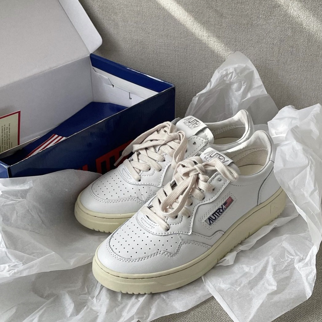 (W) Autry Medalist Low Leather Sneakers White 착용 스타일