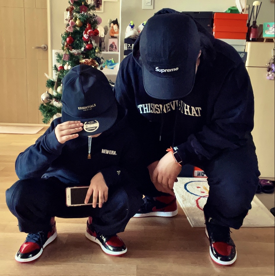 Jordan 1 Retro High OG Patent Bred, Essentials x New Era Retro Crown Strapback Black 착용 스타일