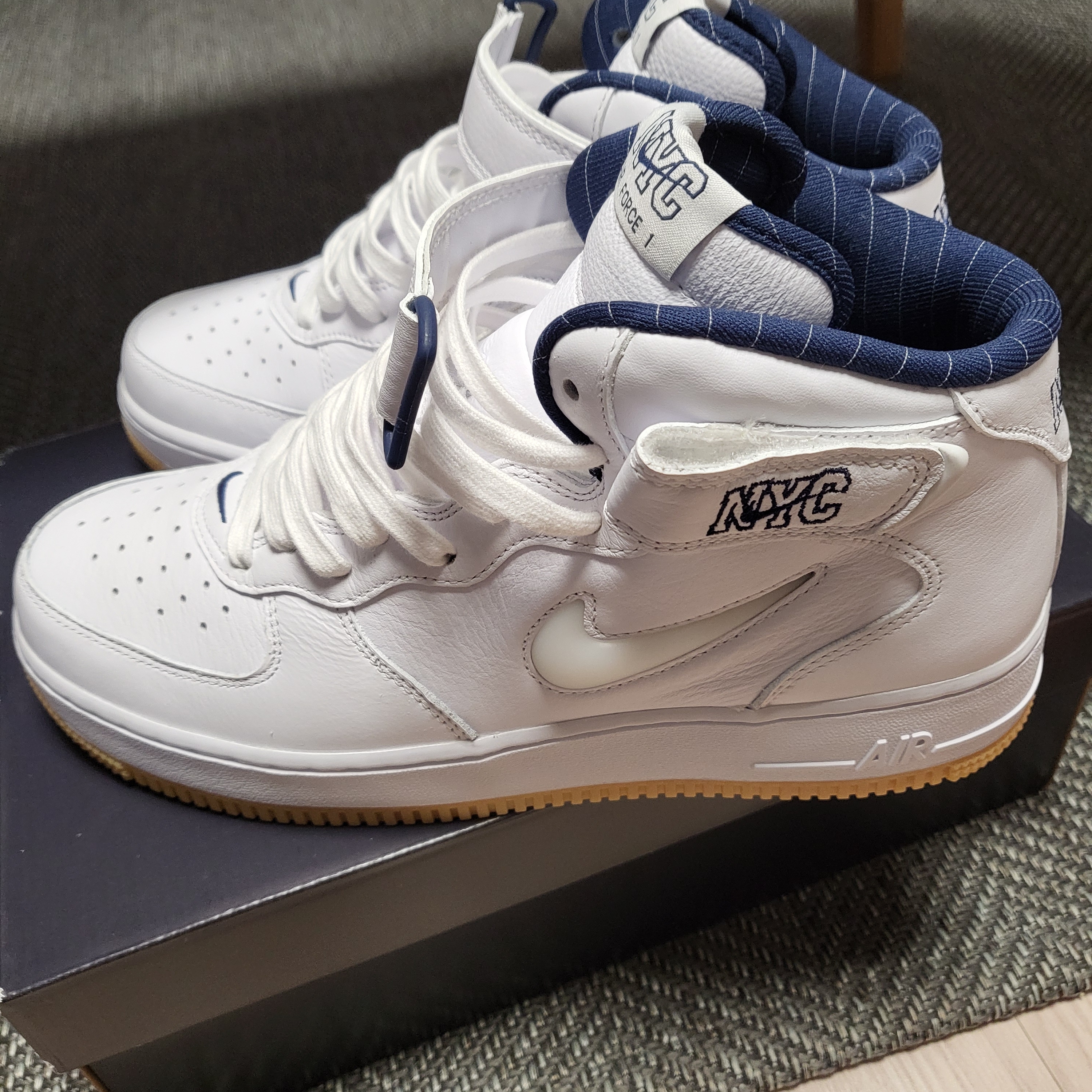 Nike Air Force 1 Mid QS NYC White Midnight Navy 착용 스타일
