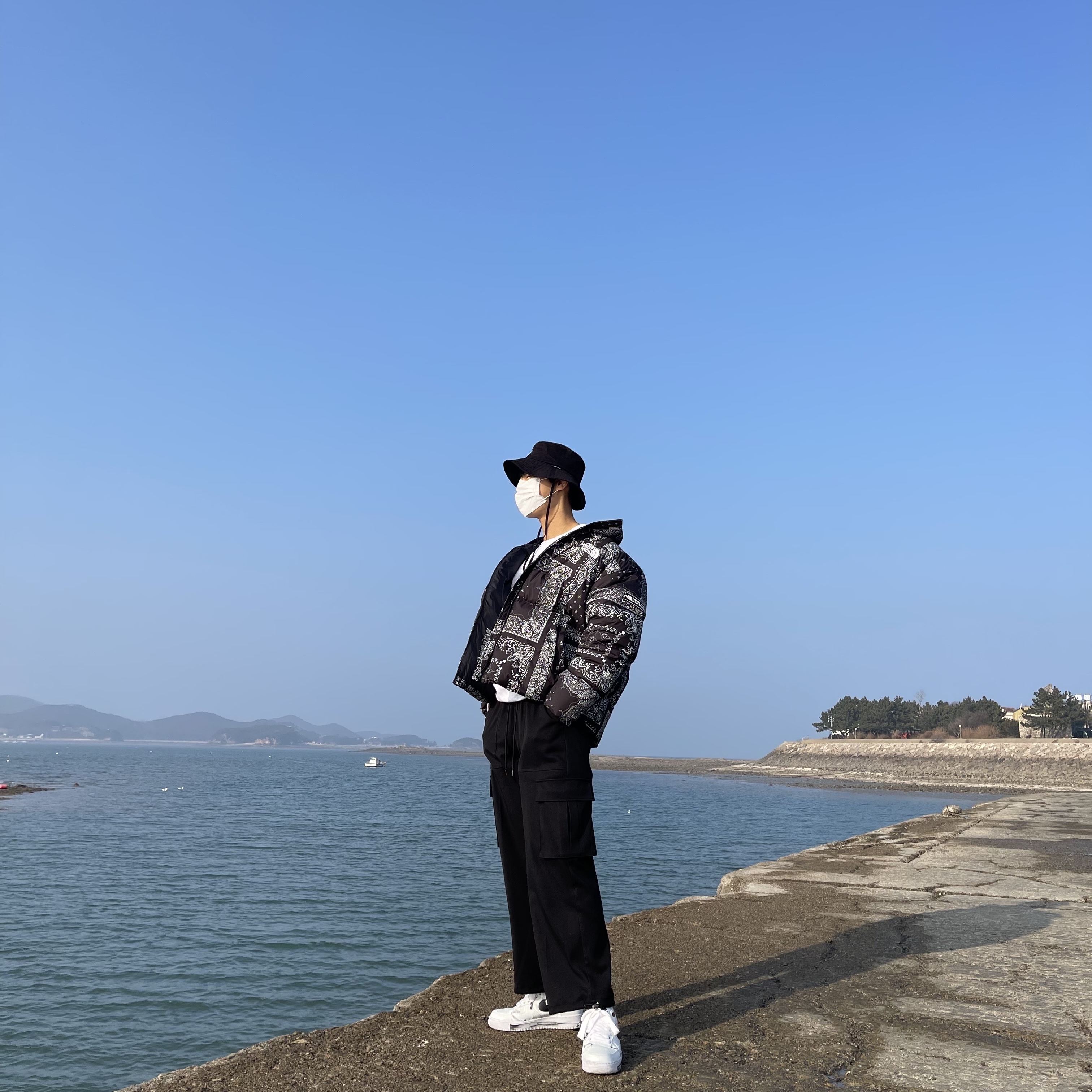 Nike x Peaceminusone Air Force 1 Low Para-Noise 2.0, The North Face Lofty Down Jacket Black 착용 스타일