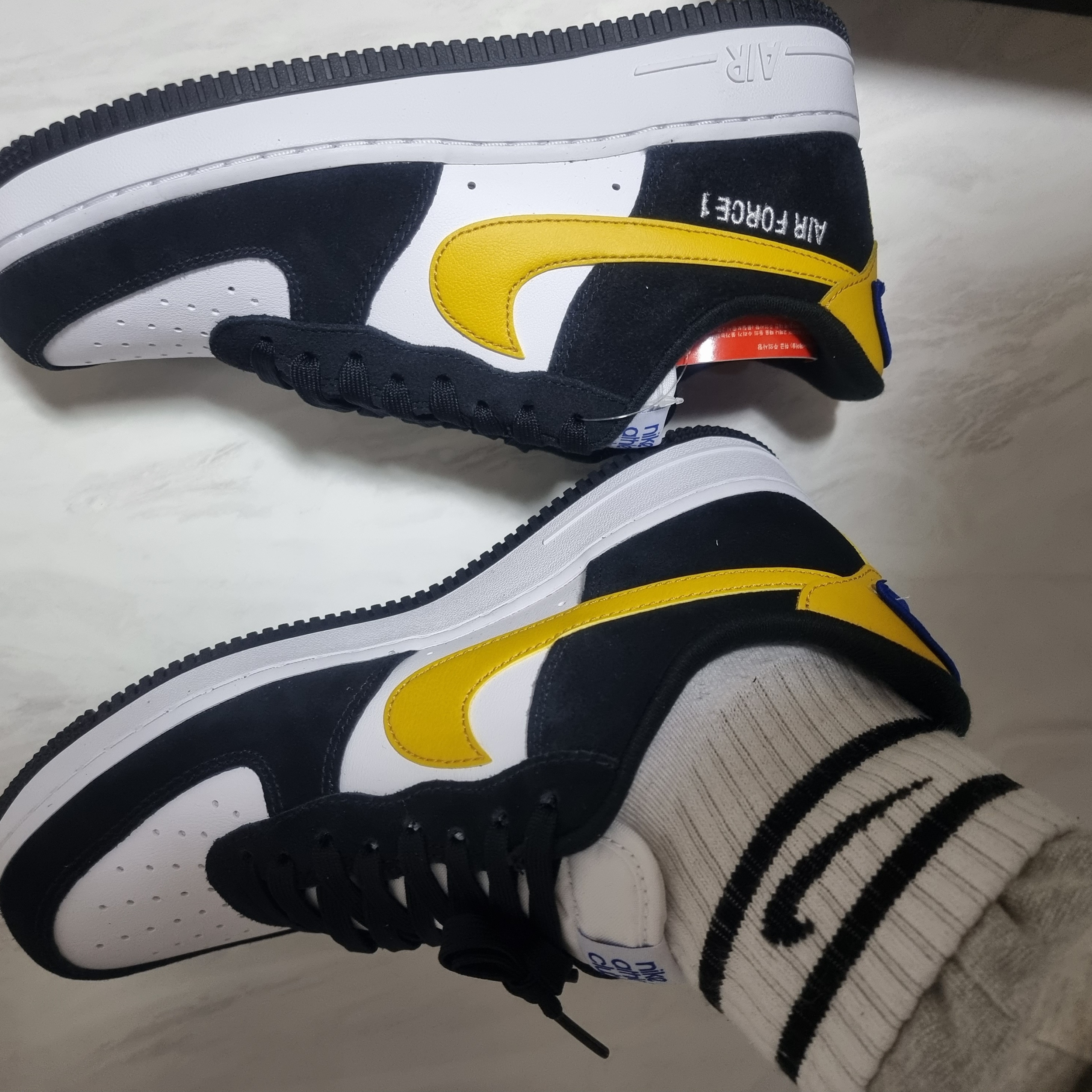 Nike Air Force 1 '07 LV8 Athletic Club Black Dark Sulfur 착용 스타일 - 4