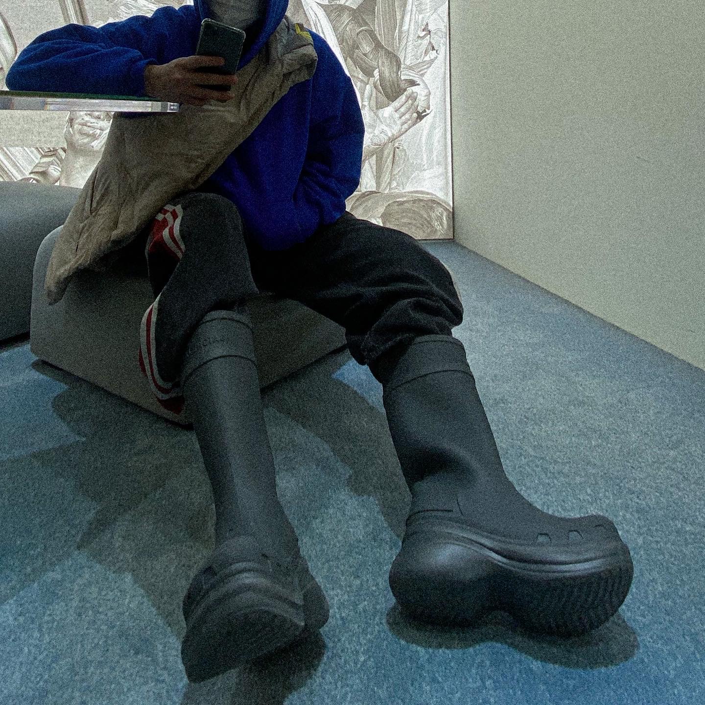 Yeezy Gap Hoodie Blue 착용 스타일 - 4