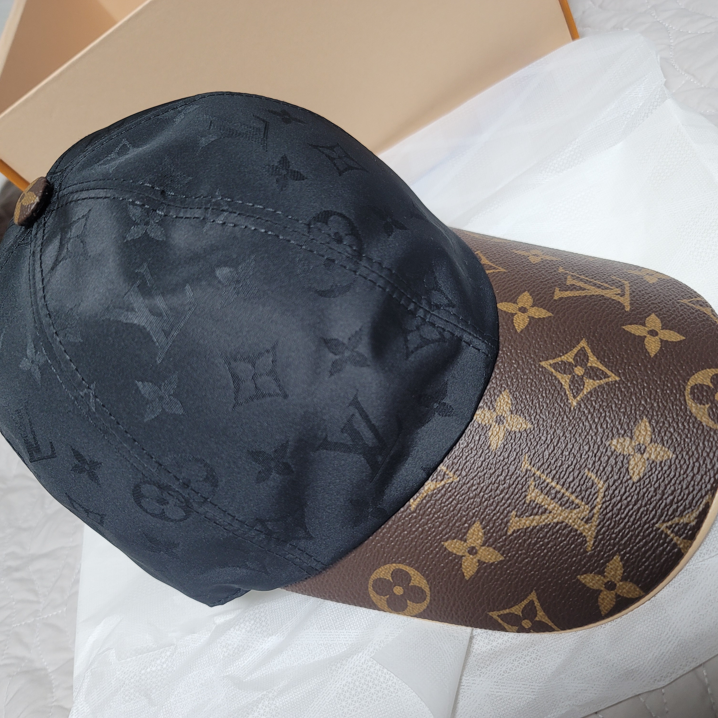 (W) Louis Vuitton Cap Ou Pas Cap Black 착용 스타일 - 2