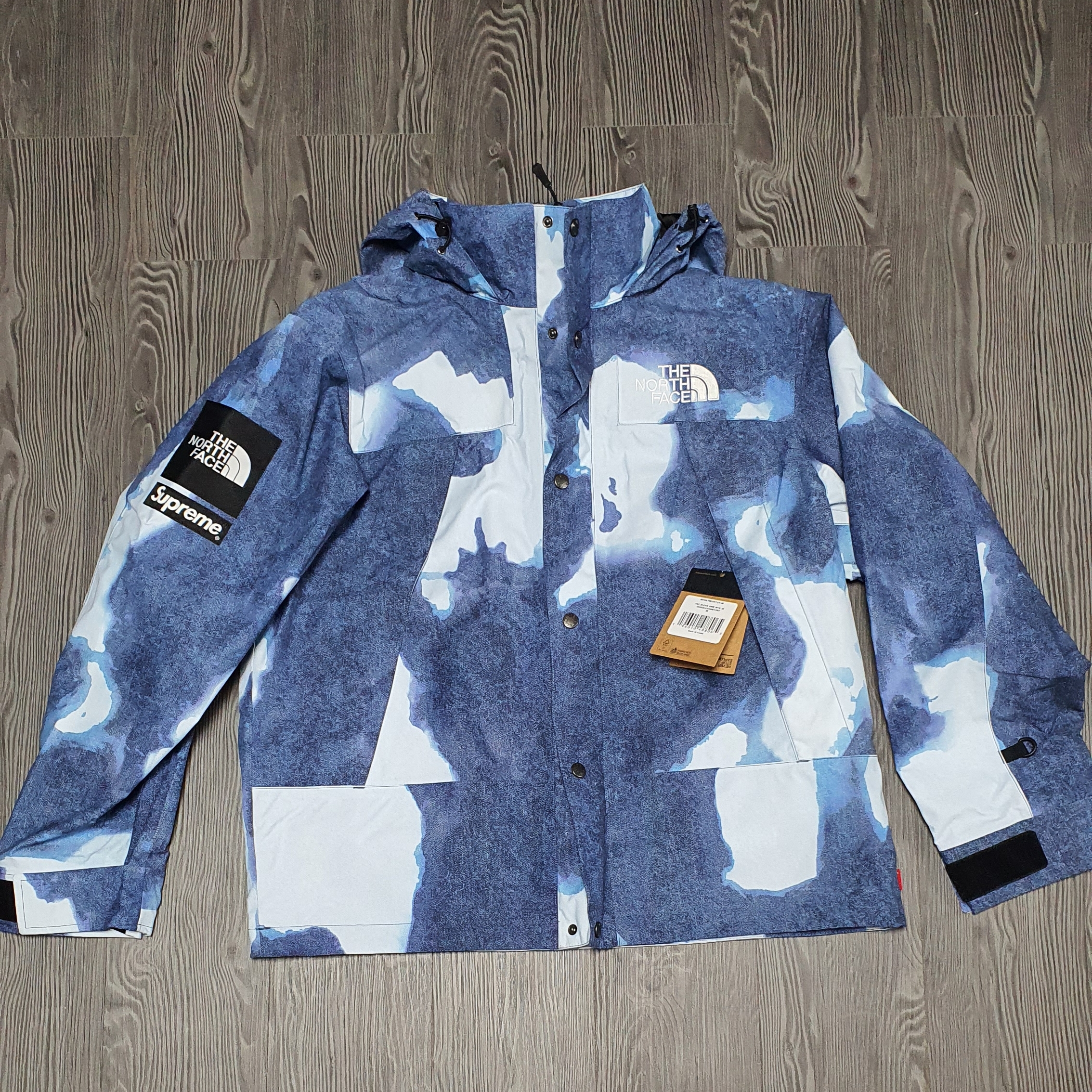 Supreme x The North Face Bleached Denim Print Mountain Jacket Indigo - 21FW 착용 스타일 - 1