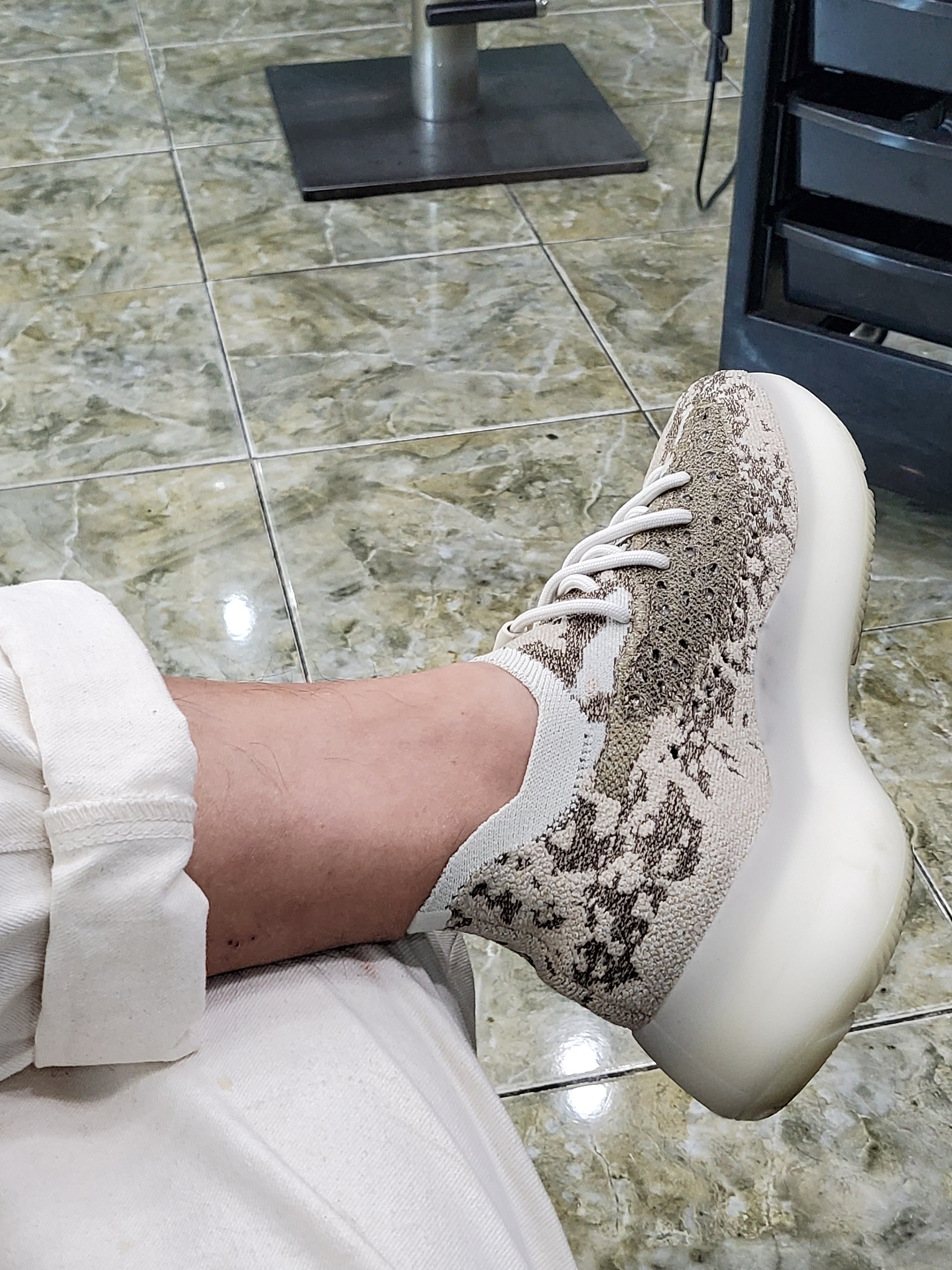Adidas Yeezy Boost 380 Pyrite 착용 스타일