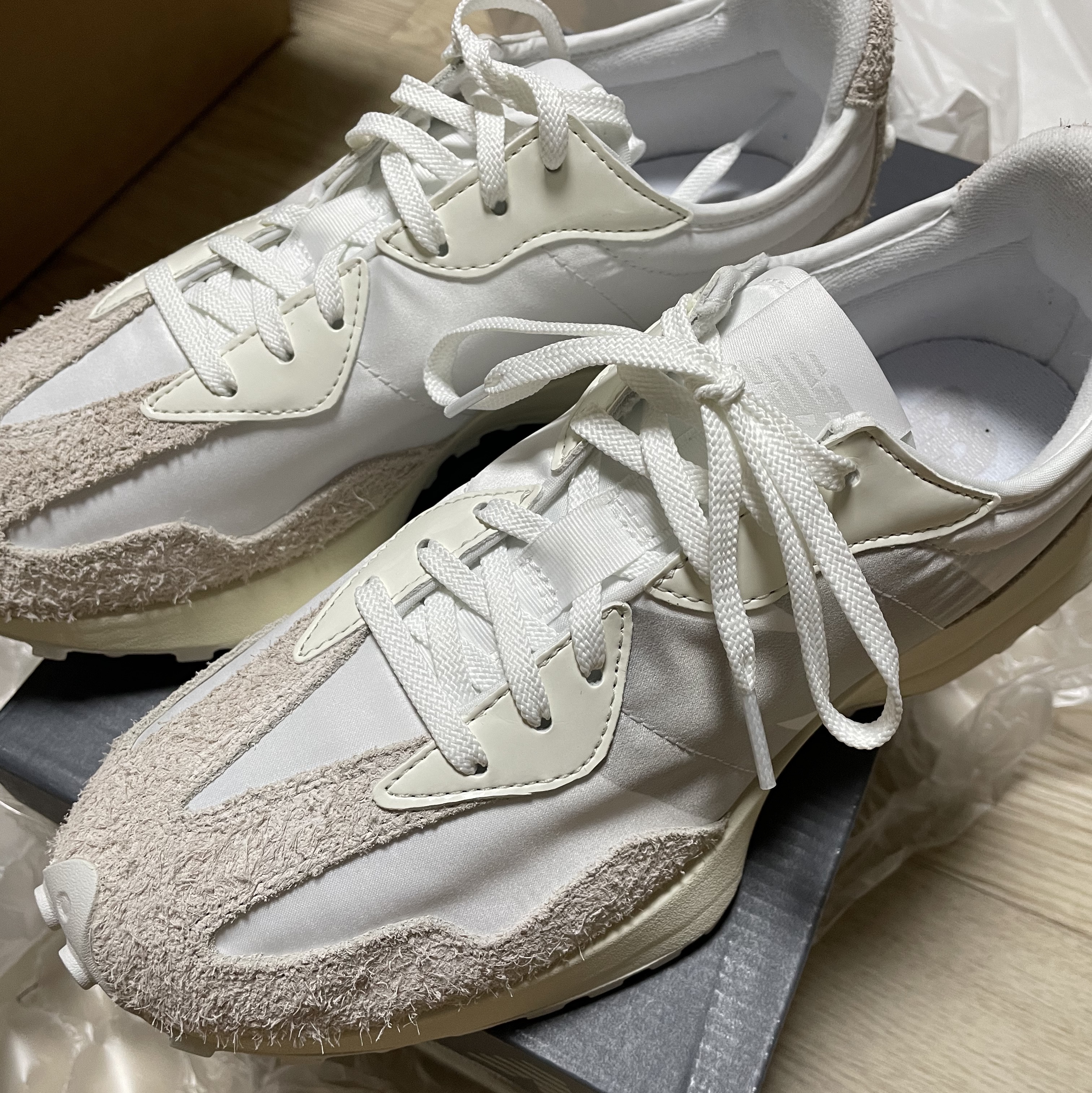 (W) New Balance 327 White Moonbeam 착용 스타일