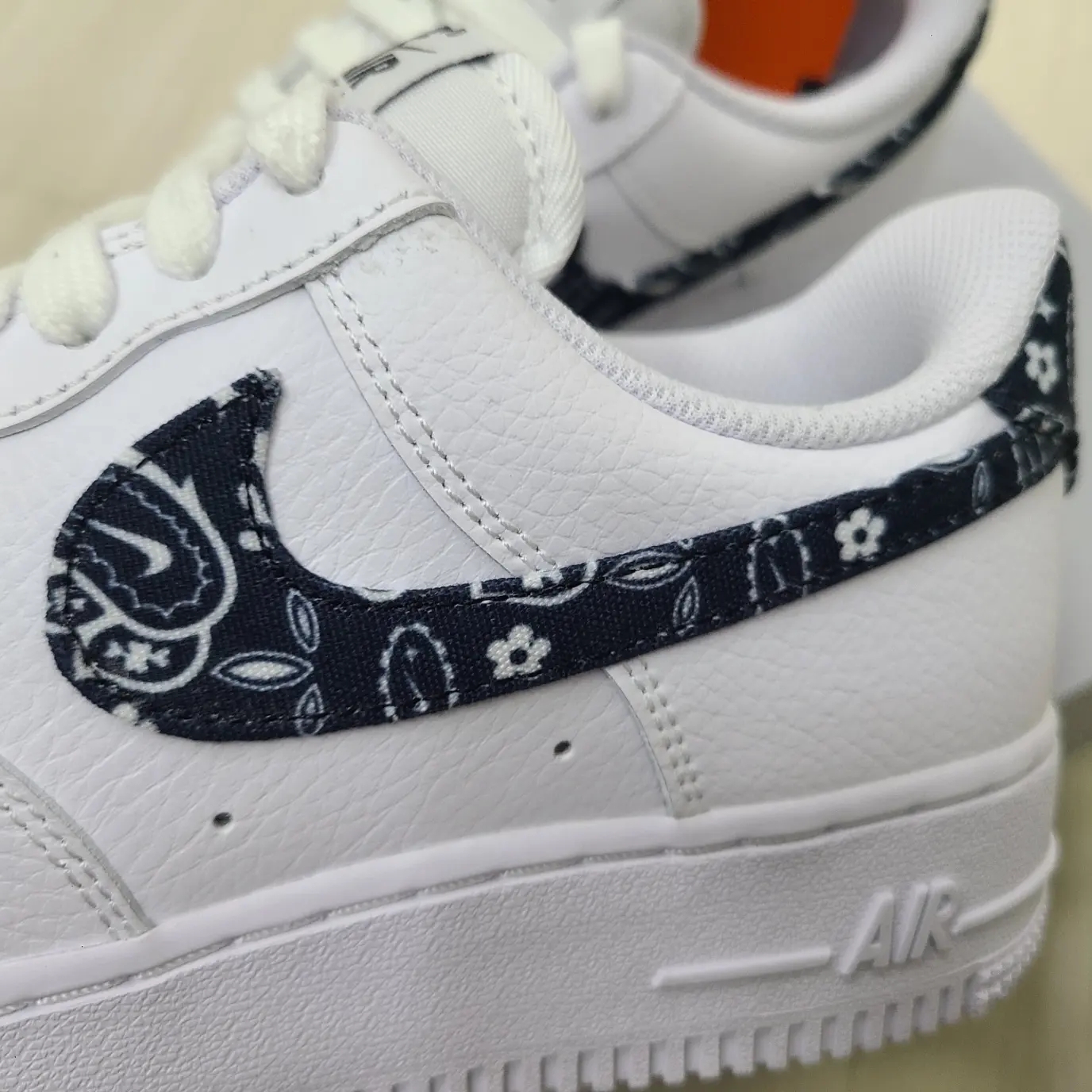 (W) Nike Air Force 1 '07 Essential Paisley Swoosh White Black 착용 스타일 - 3