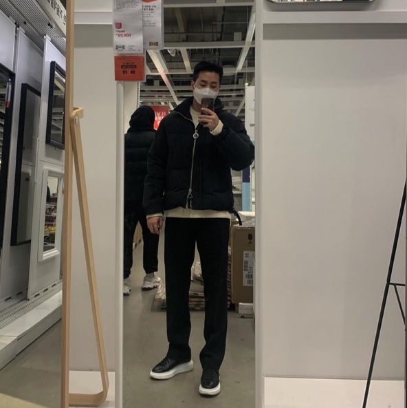 Alexander McQueen Oversized Sneakers Black 착용 스타일