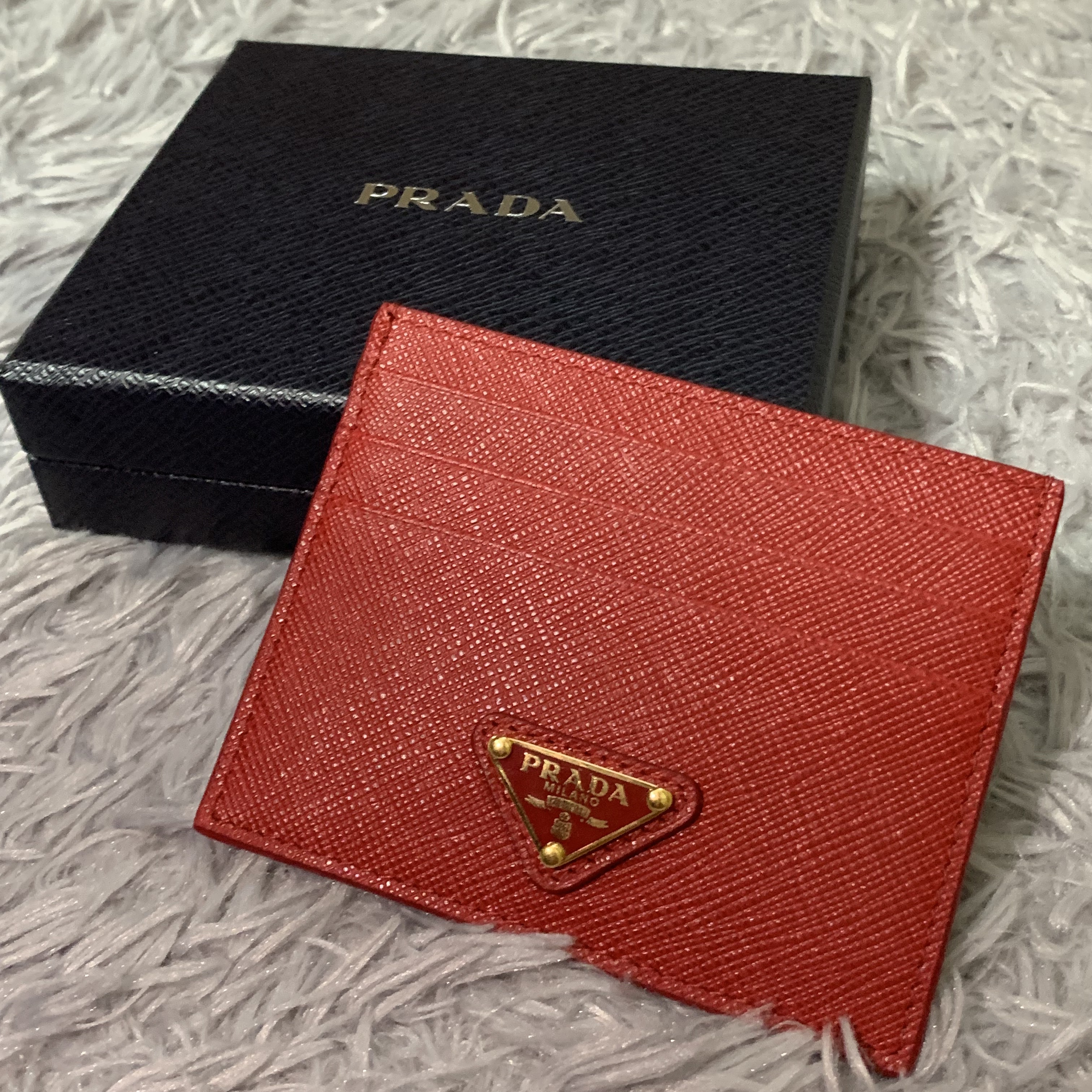 Prada Saffiano Leather Card Holder Fiery Red 착용 스타일