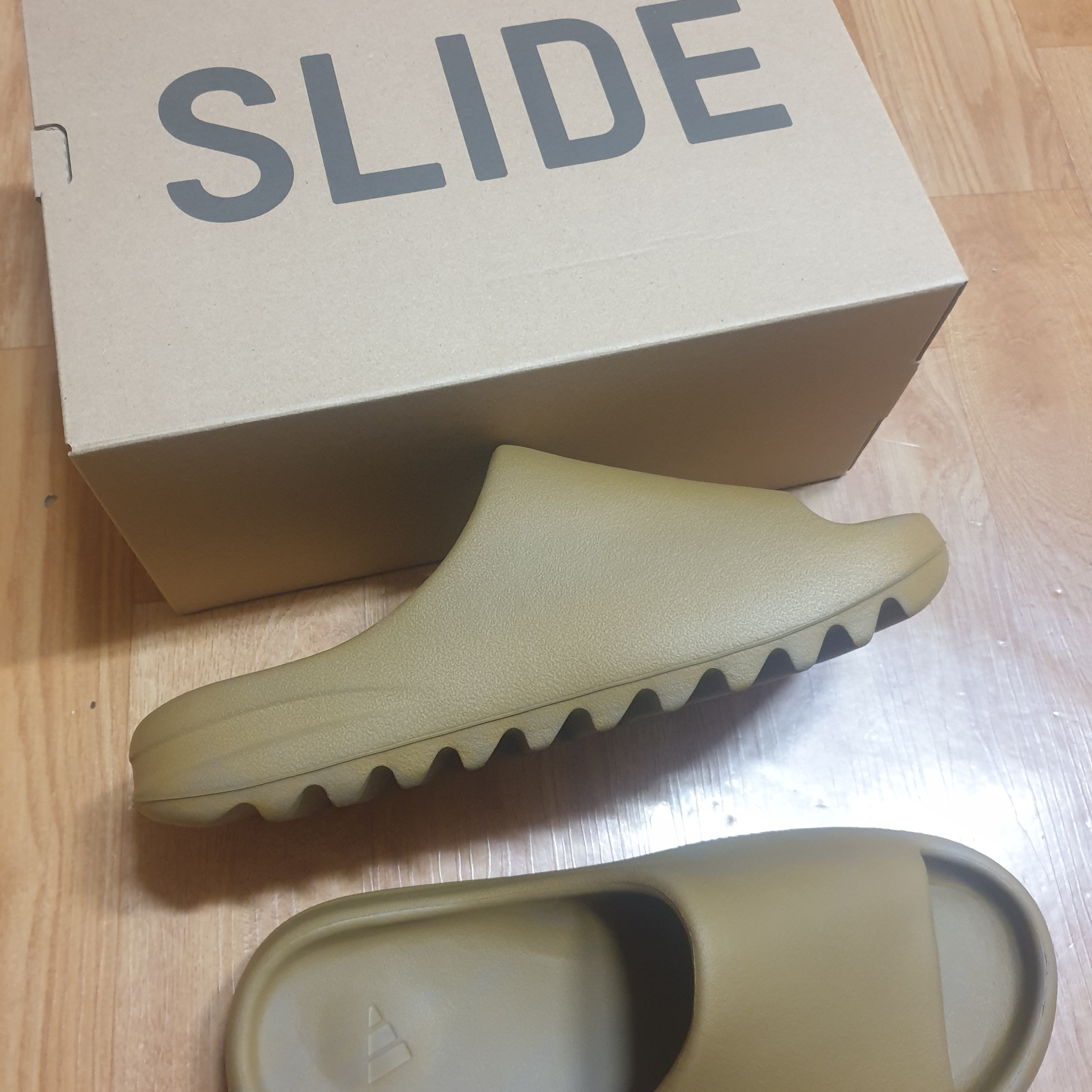 Adidas Yeezy Slide Ochre 착용 스타일 - 2