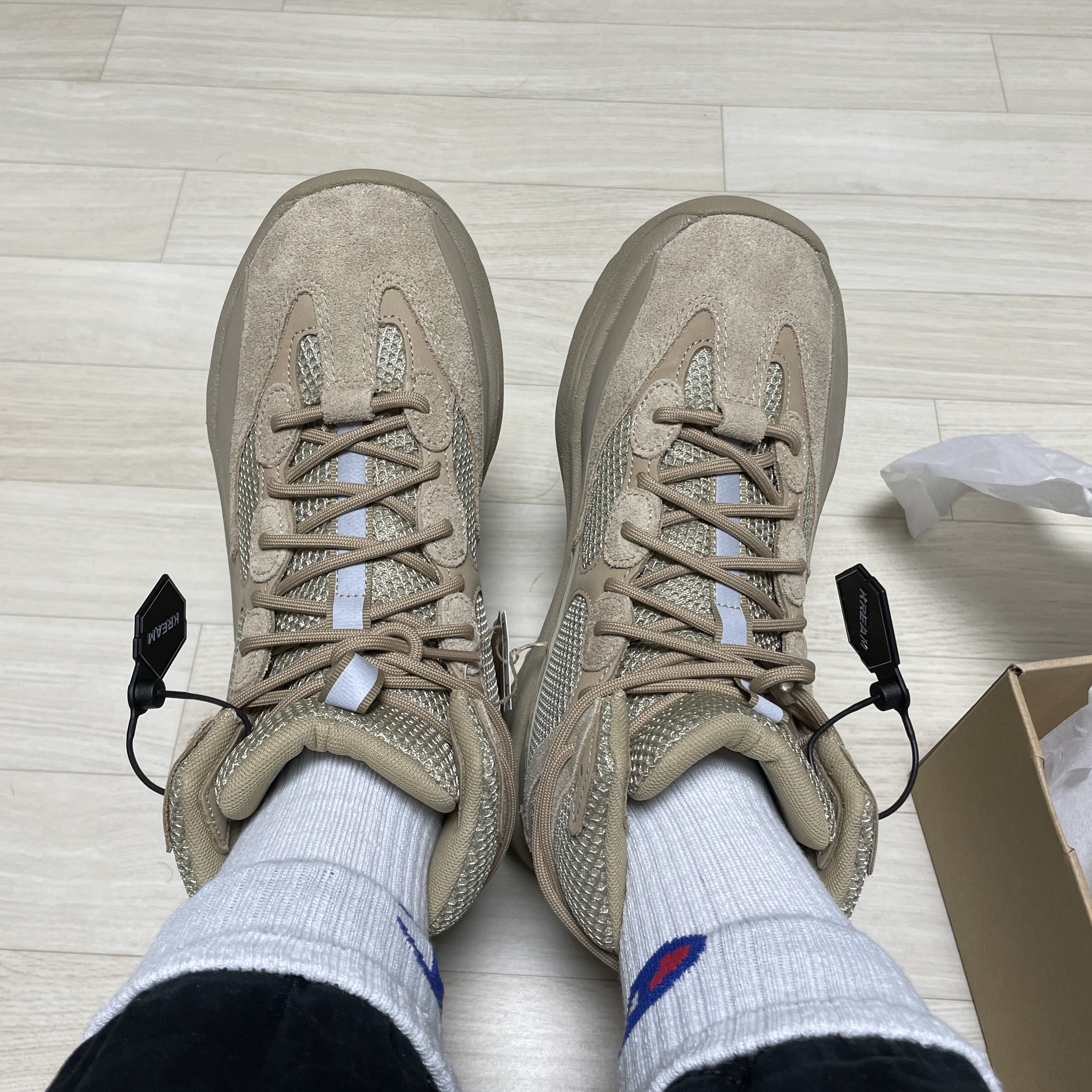 Adidas Yeezy Desert Boot Rock 착용 스타일 - 2