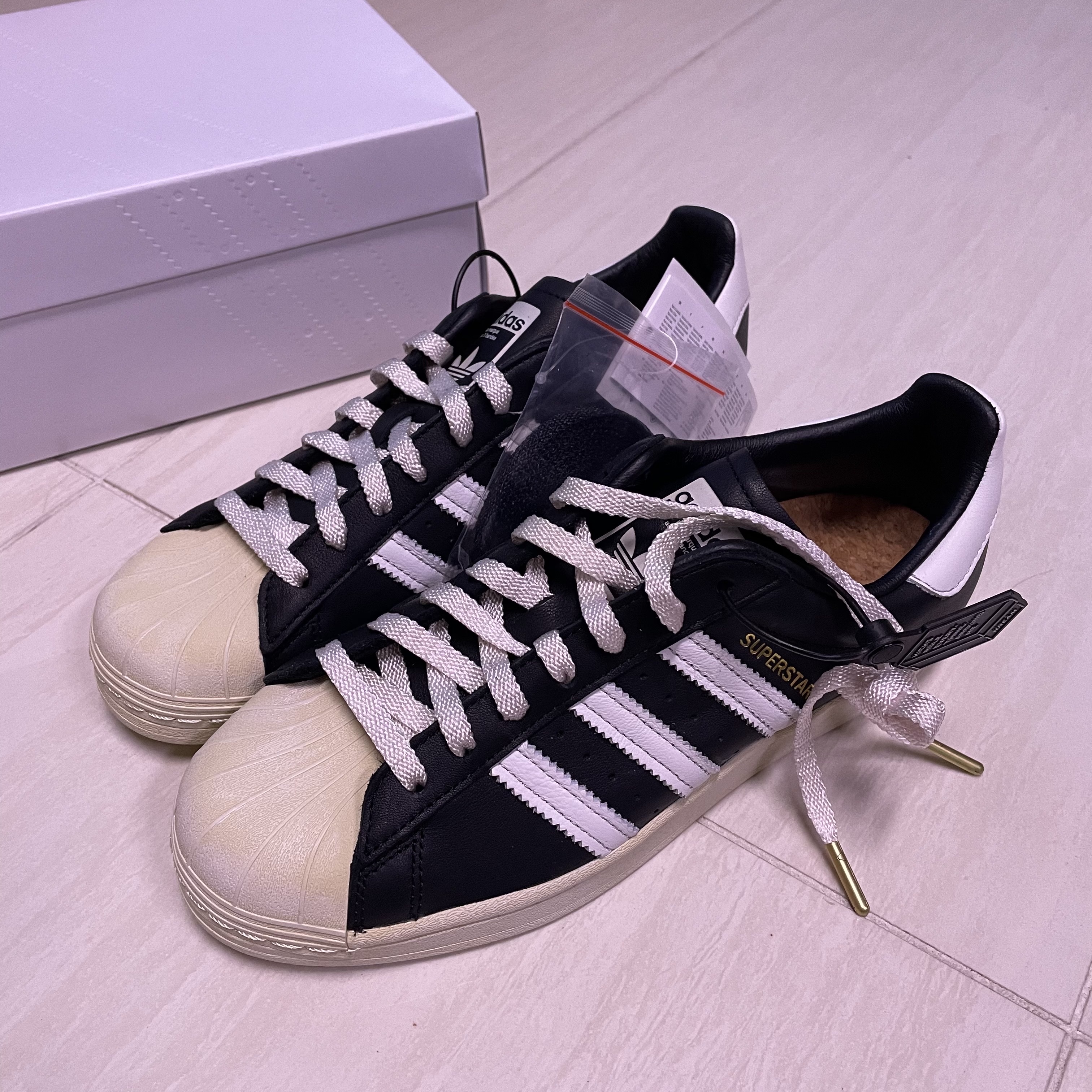 Adidas Superstar Premium Black White 착용 스타일 - 2