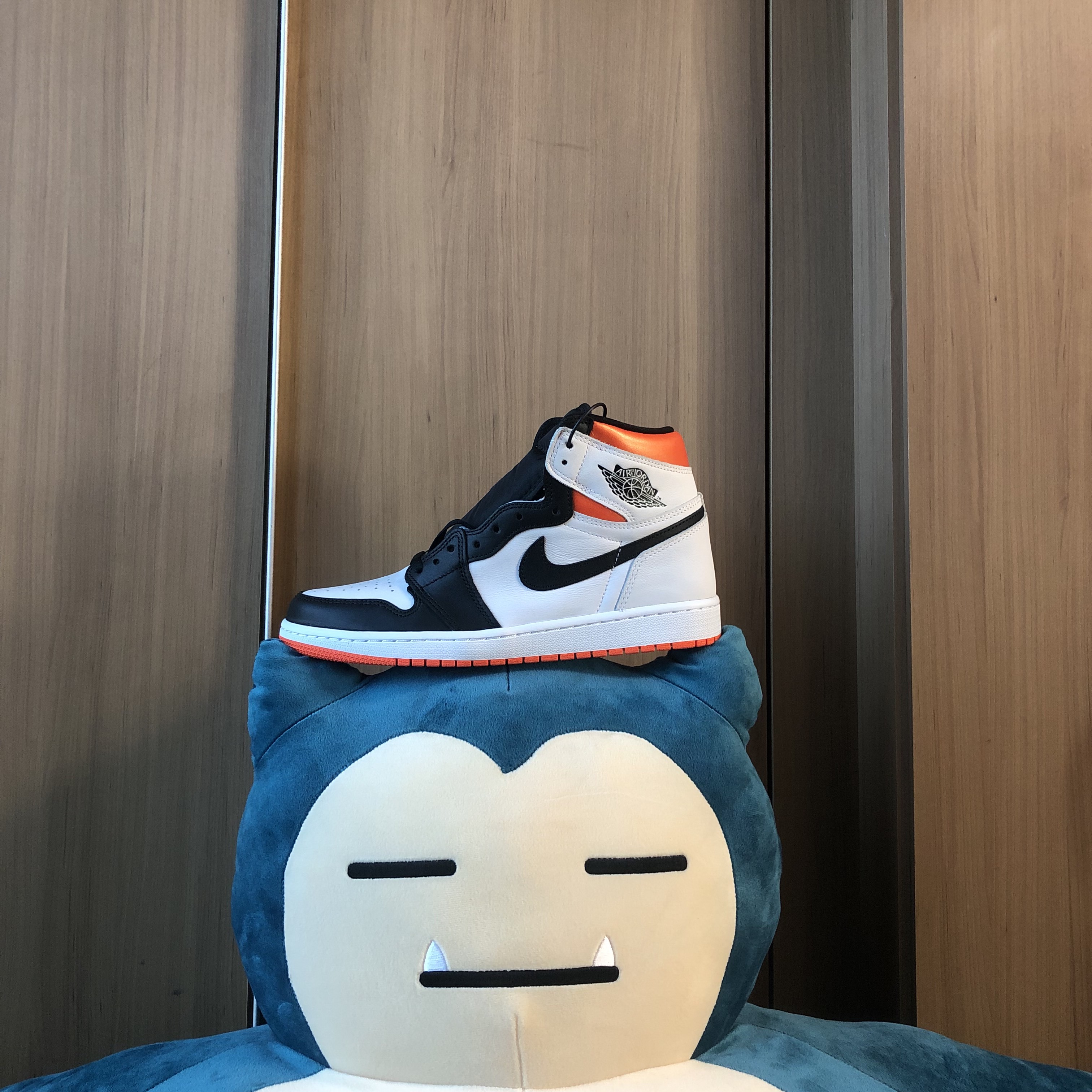 Jordan 1 Retro High OG Electro Orange 착용 스타일